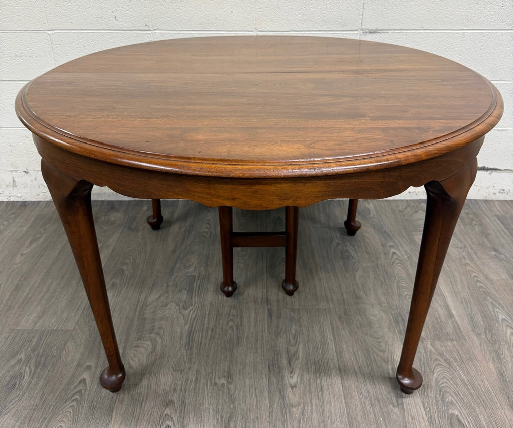 Vintage Queen Anne / Early American Style Oval Dining Table