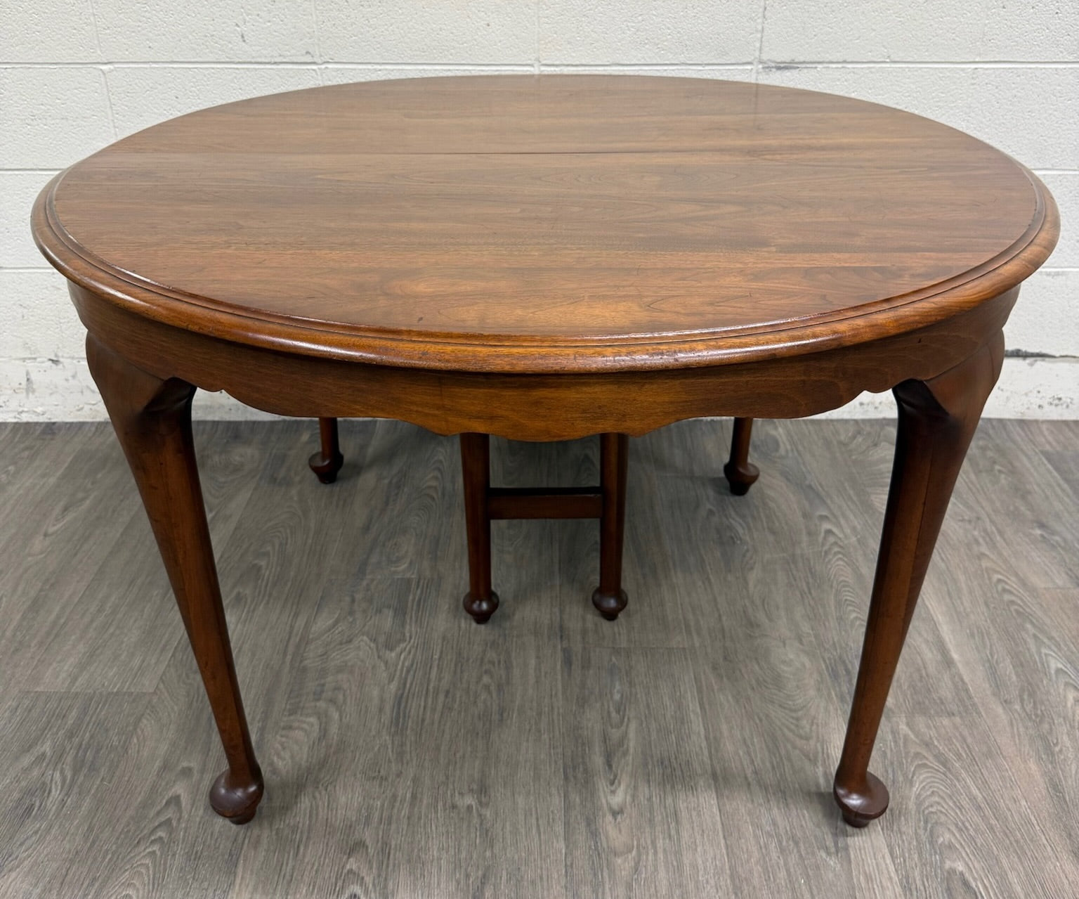 Vintage Queen Anne / Early American Style Oval Dining Table