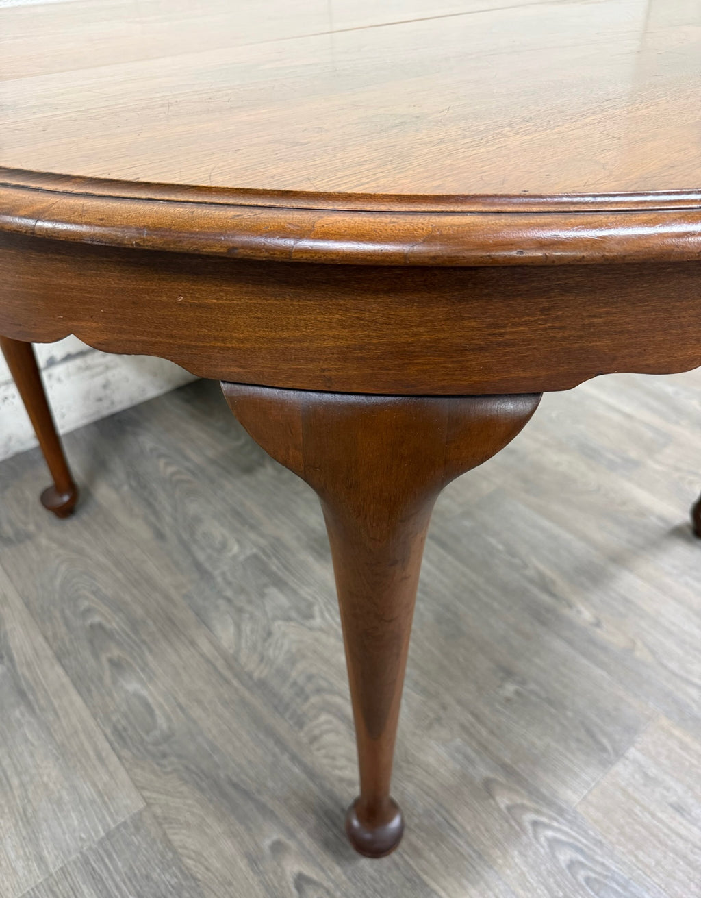 Vintage Queen Anne / Early American Style Oval Dining Table