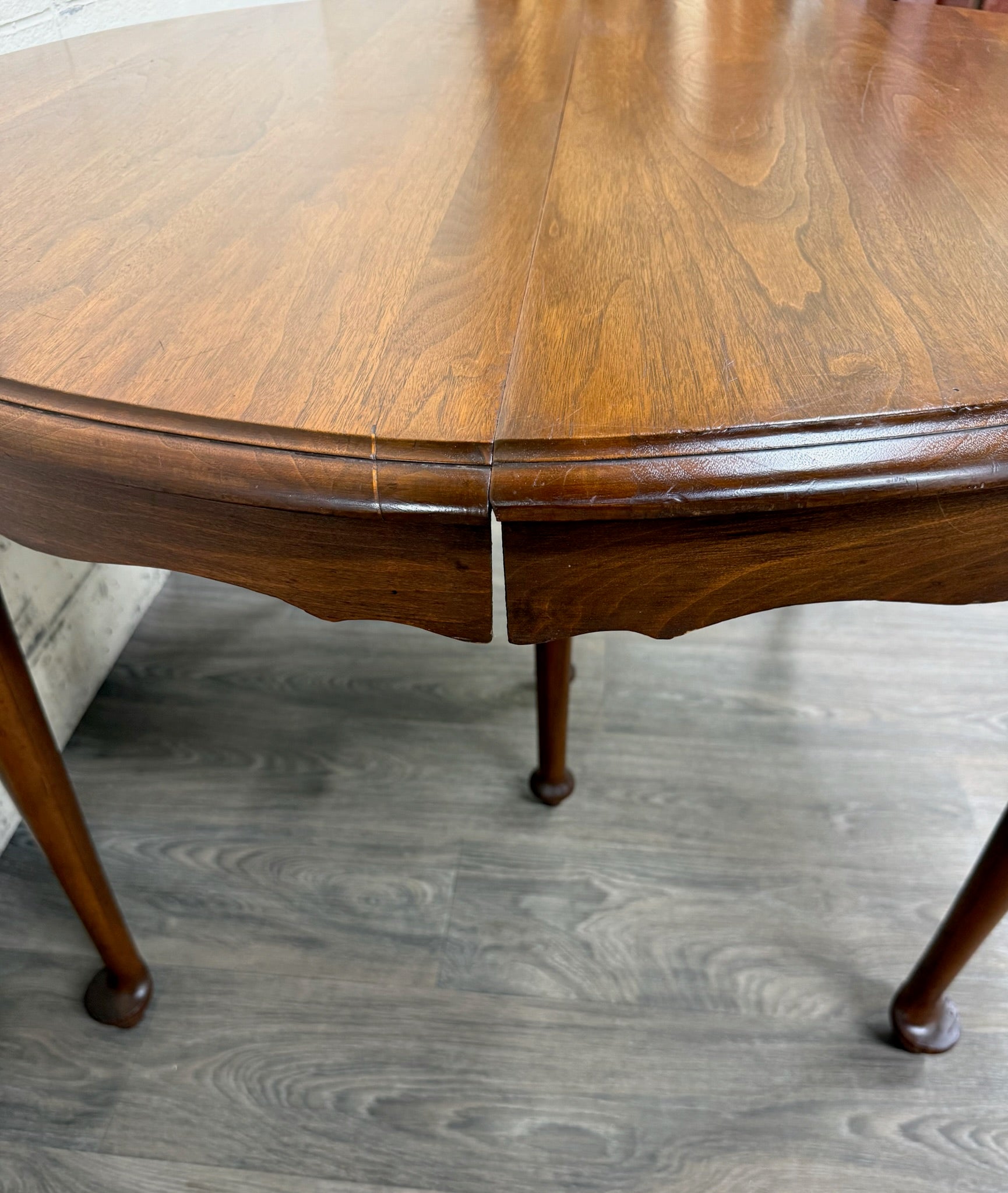 Vintage Queen Anne / Early American Style Oval Dining Table