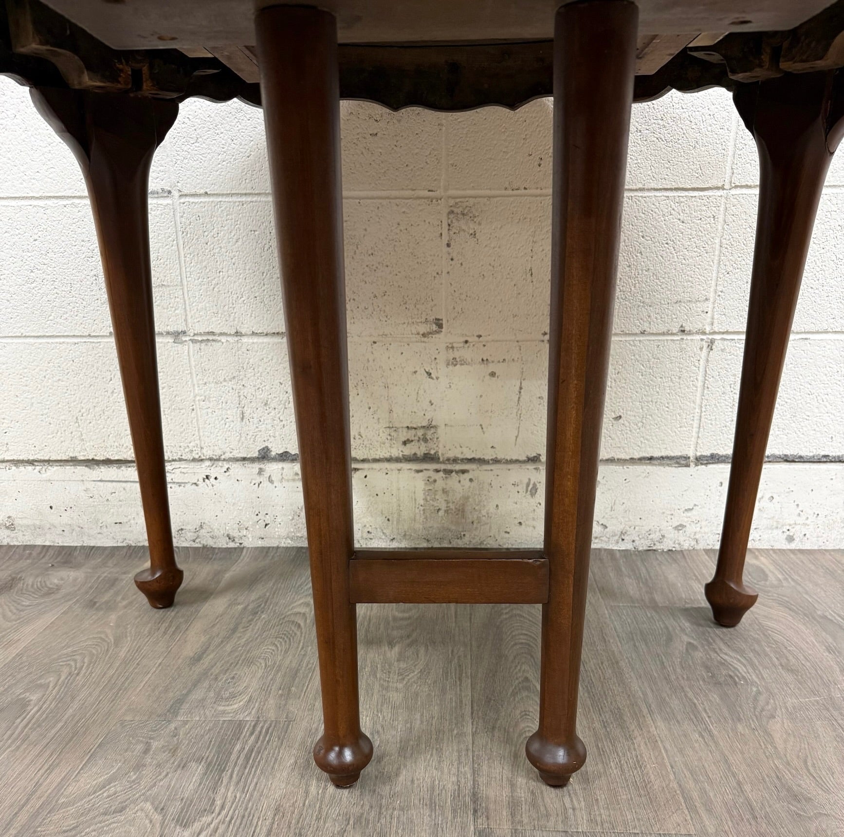 Vintage Queen Anne / Early American Style Oval Dining Table