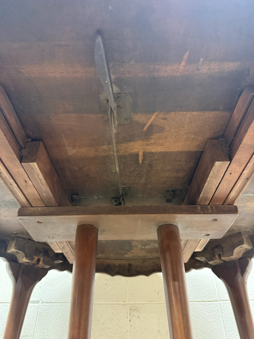 Vintage Queen Anne / Early American Style Oval Dining Table