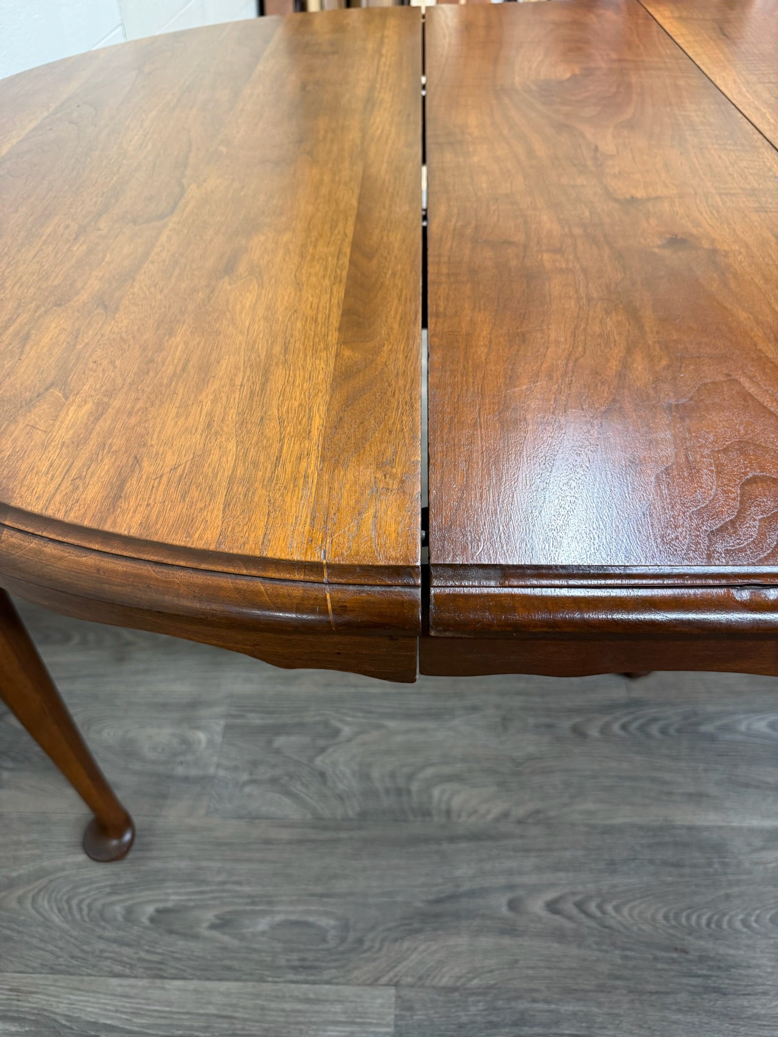 Vintage Queen Anne / Early American Style Oval Dining Table