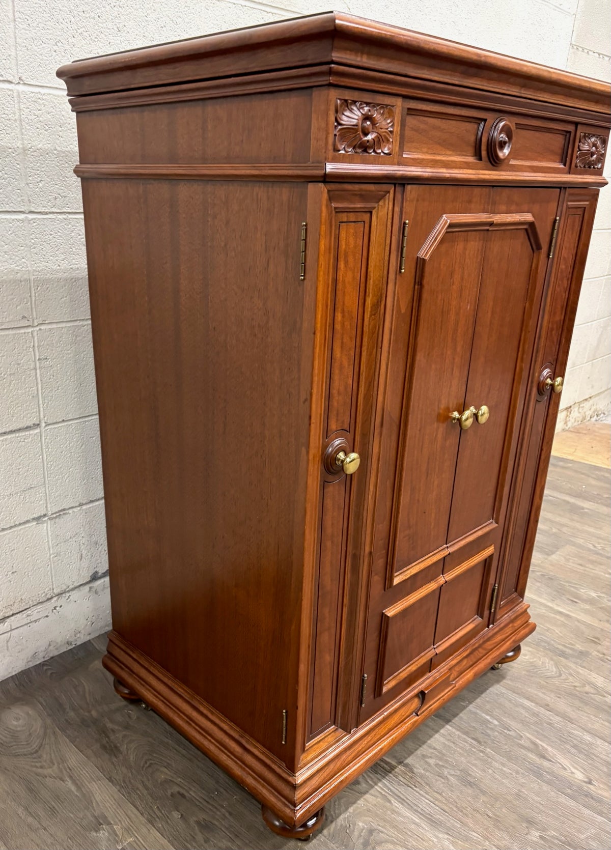 Antique Victor Victrola Orthophonic Floral Carved Walnut Credenza Cabinet