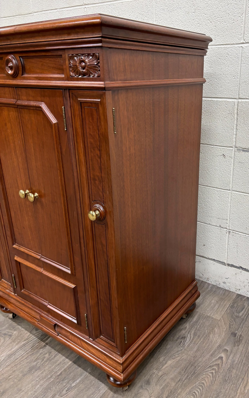 Antique Victor Victrola Orthophonic Floral Carved Walnut Credenza Cabinet
