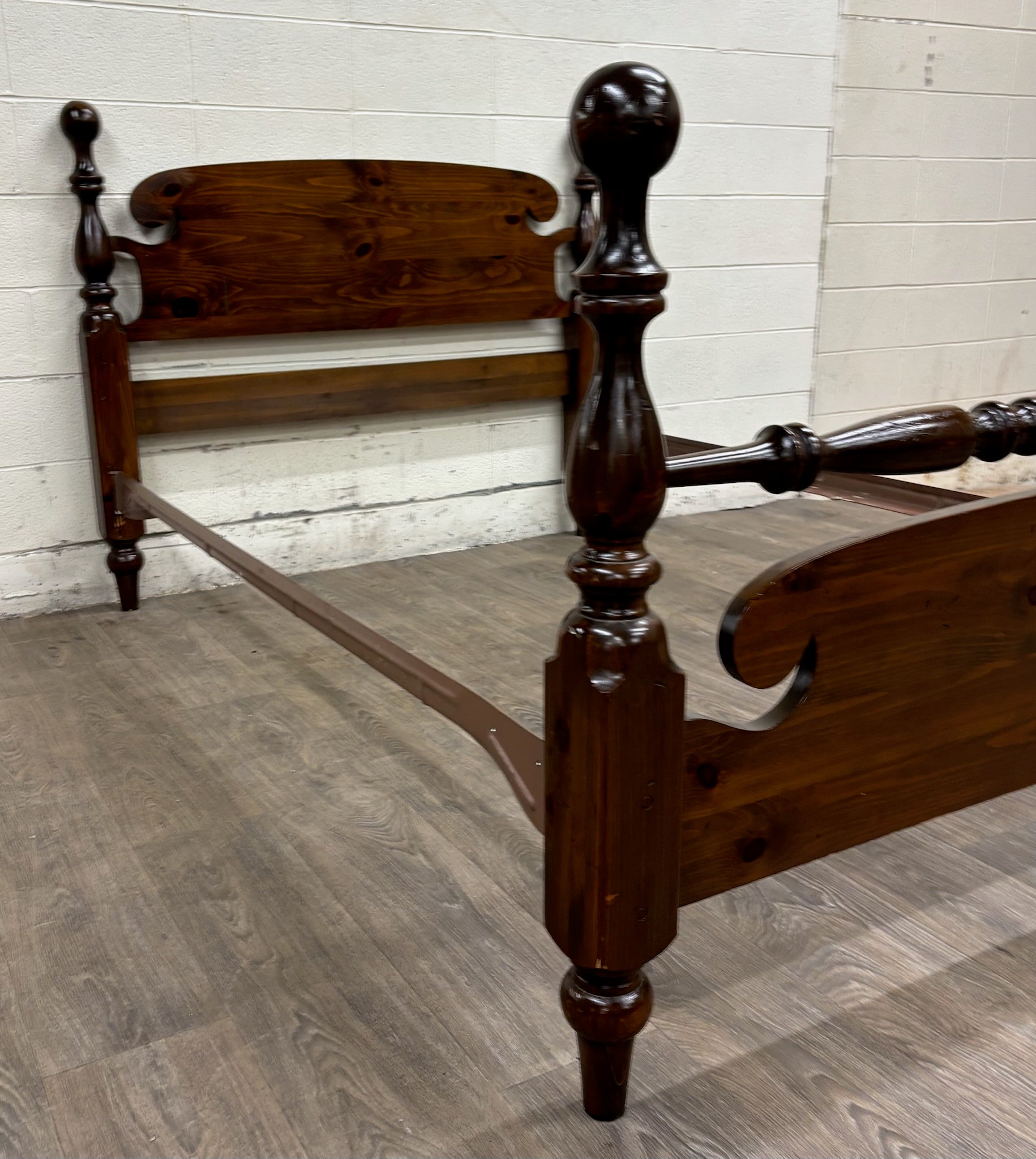 Vintage Full Size Solid Pine Cannonball Poster Bed