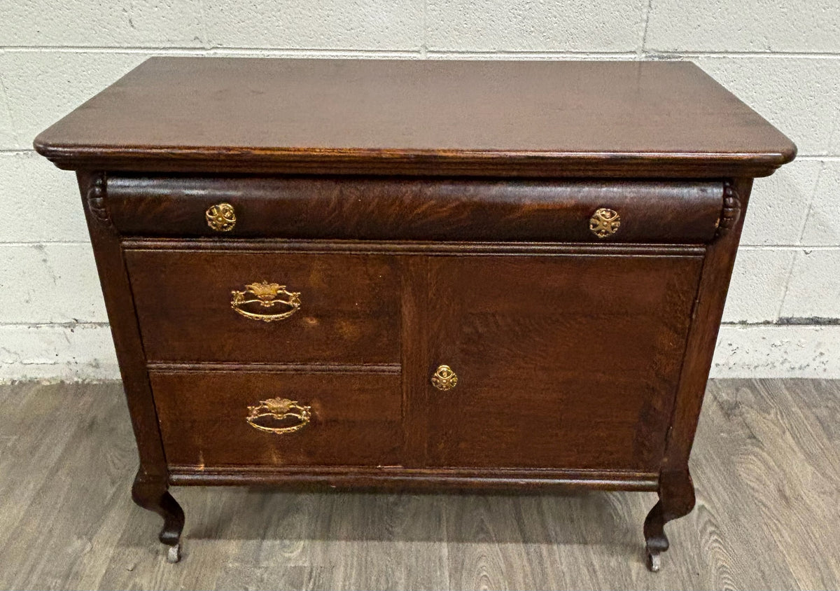 Antique Victorian or Edwardian Quarter Sawn Tiger Oak Sideboard Buffet Console