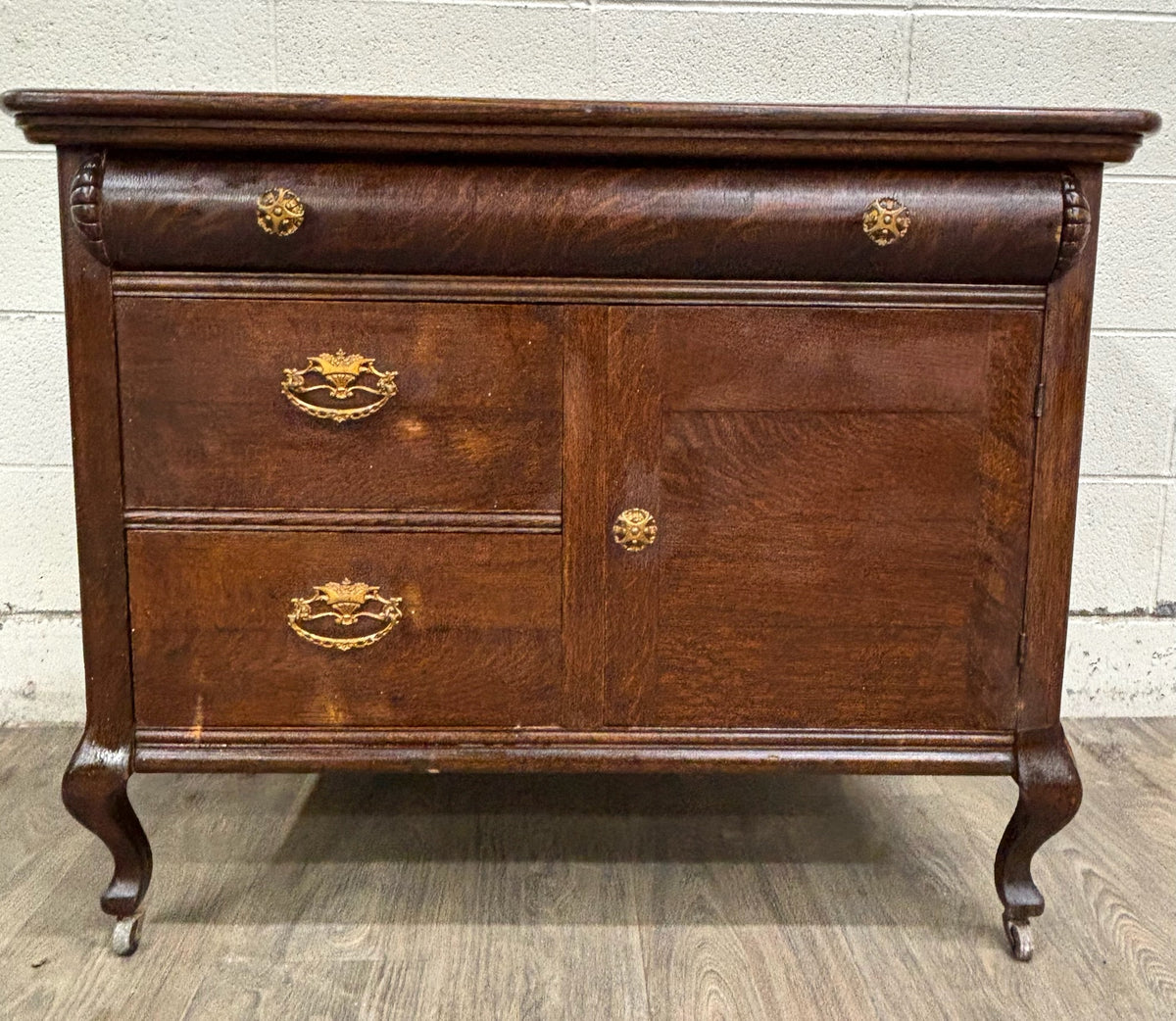 Antique Victorian or Edwardian Quarter Sawn Tiger Oak Sideboard Buffet Console