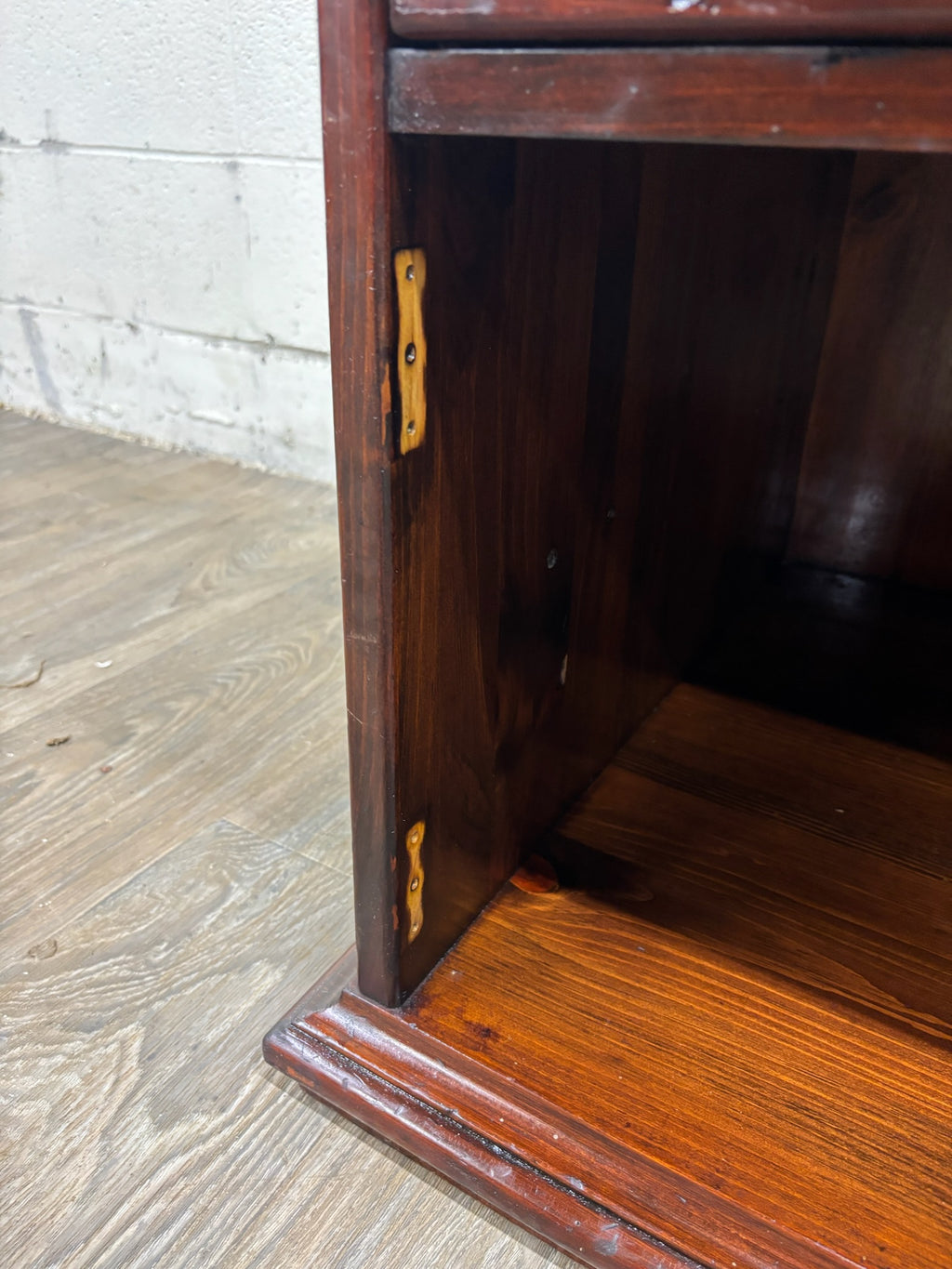 Vintage Ethan Allen Early American Style Solid Pine Dry Sink Bedside Cabinet