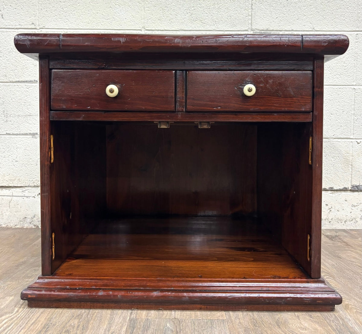 Vintage Ethan Allen Early American Style Solid Pine Dry Sink Bedside Cabinet