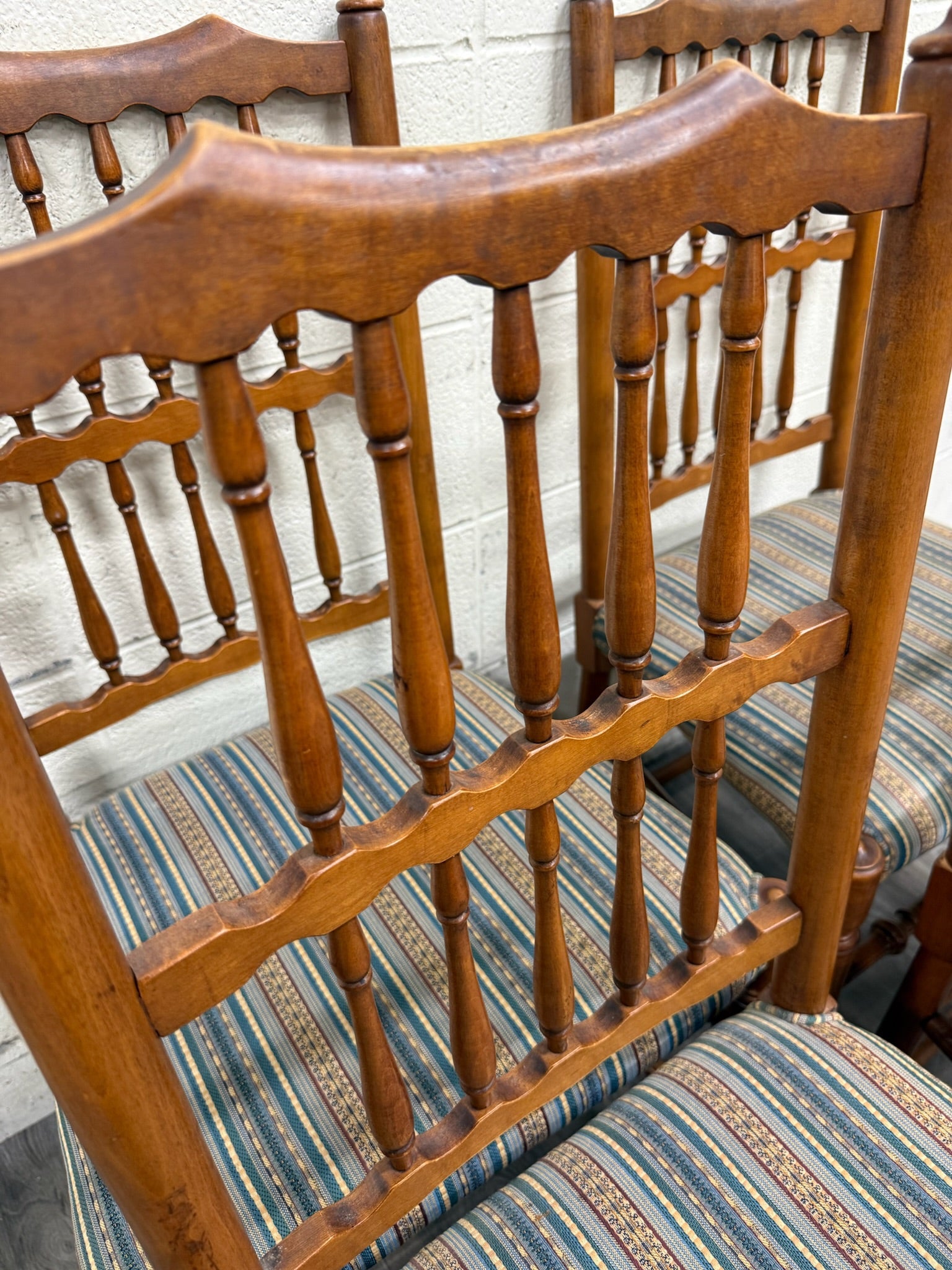 Vintage Colonial Style Spindle Back Upholstered Dining Chairs - Set of 4