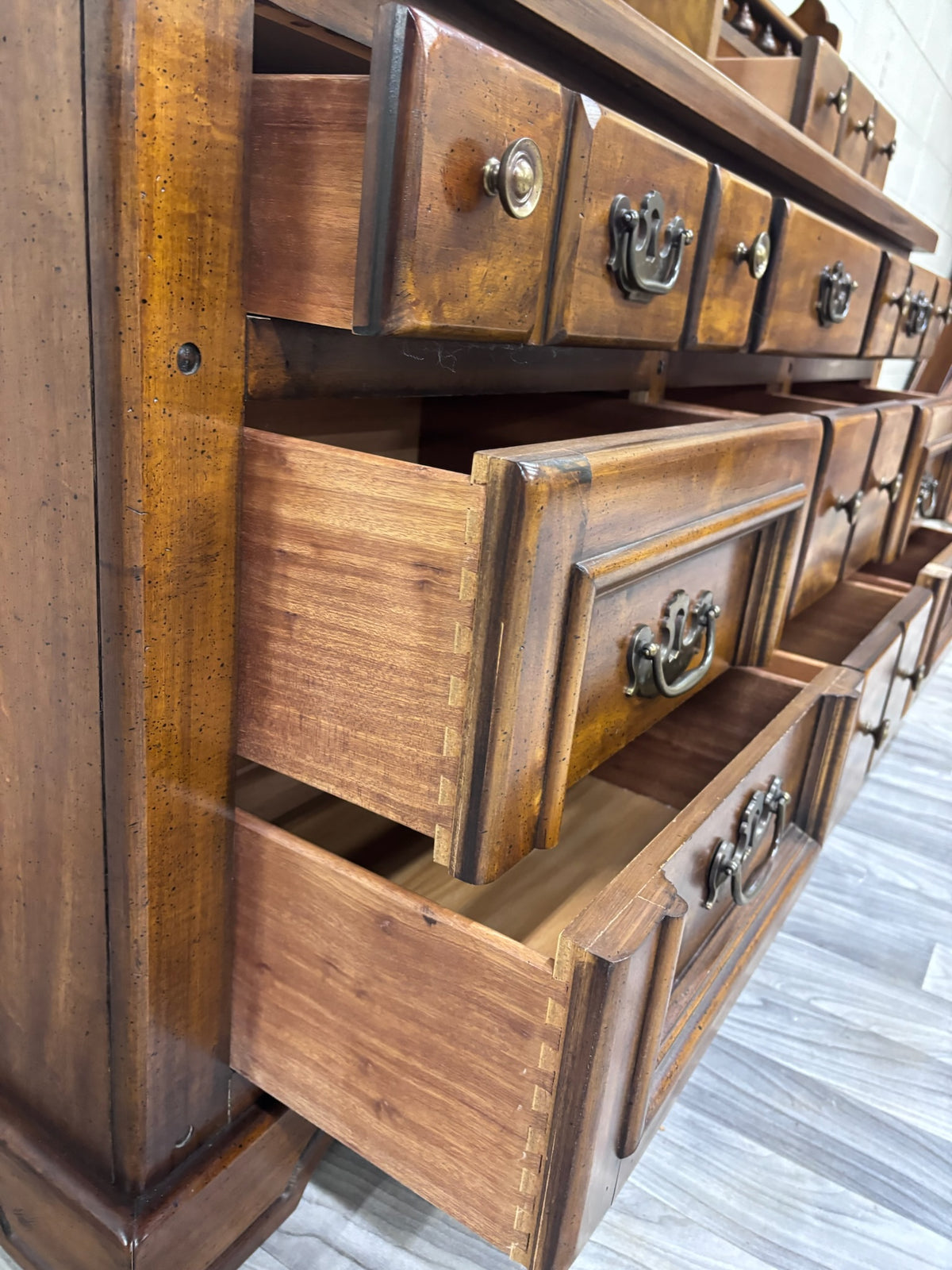 Vintage c. 1970s Huntley Furniture Thomasville Dresser w/ Mirrored Display Hutch