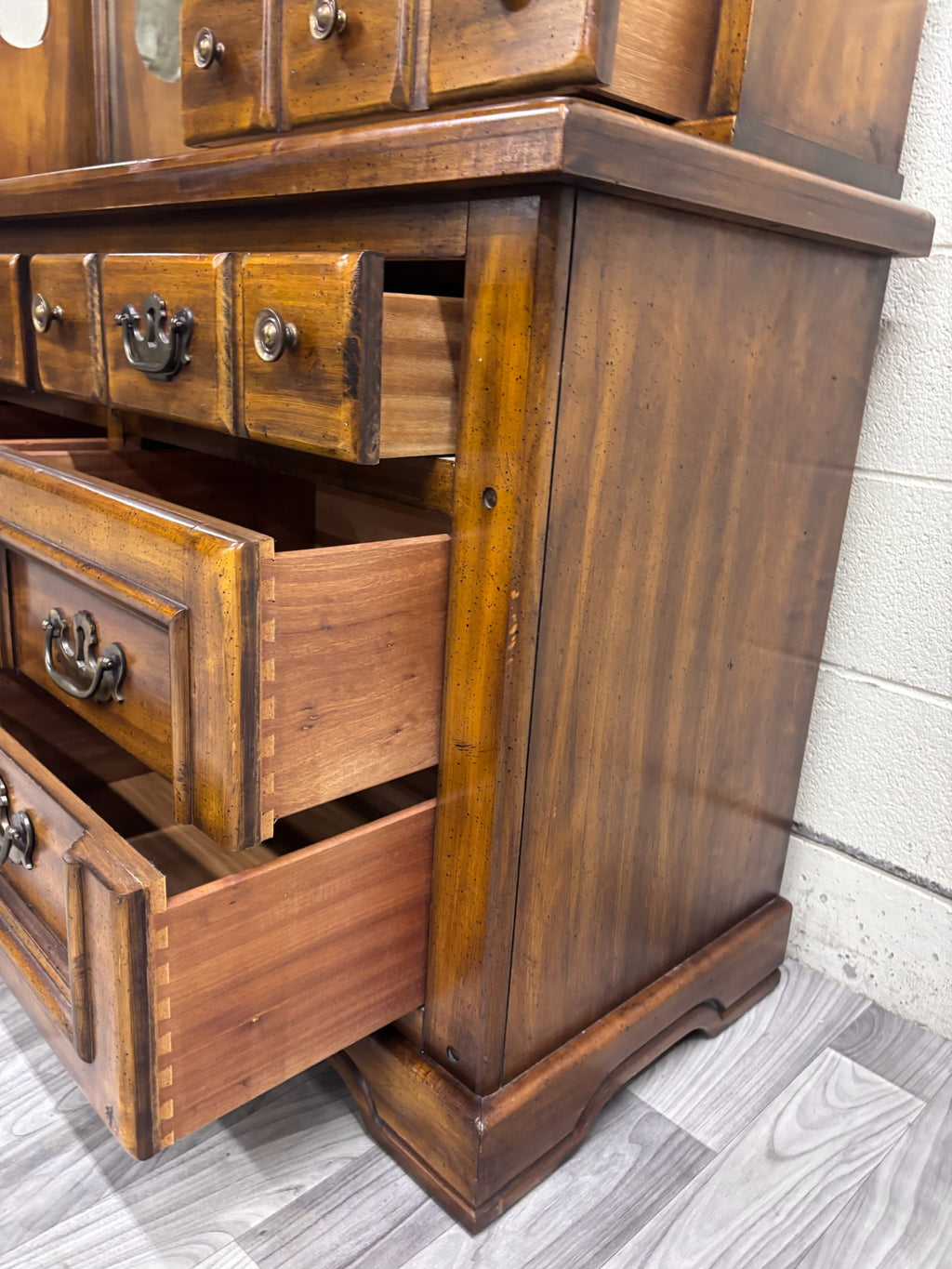Vintage c. 1970s Huntley Furniture Thomasville Dresser w/ Mirrored Display Hutch