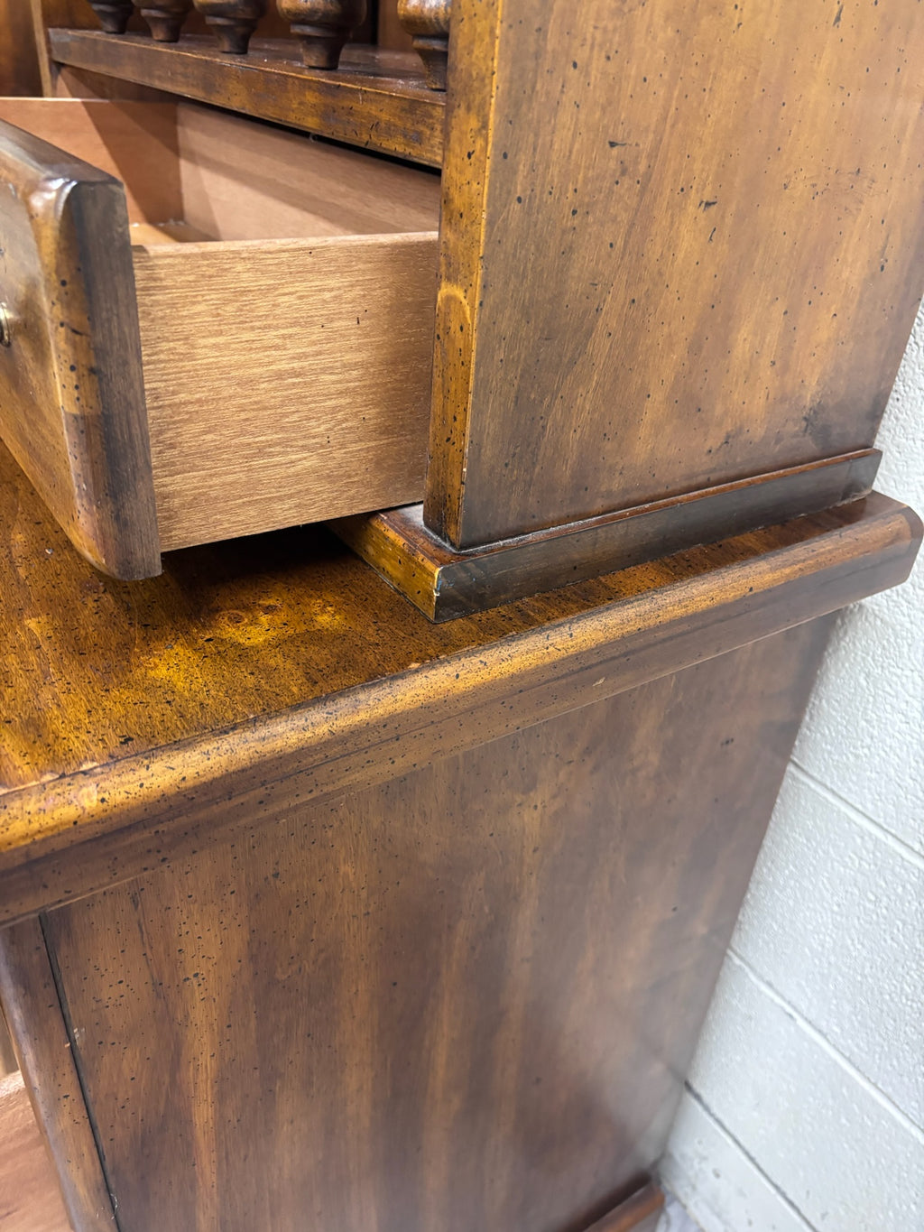 Vintage c. 1970s Huntley Furniture Thomasville Dresser w/ Mirrored Display Hutch