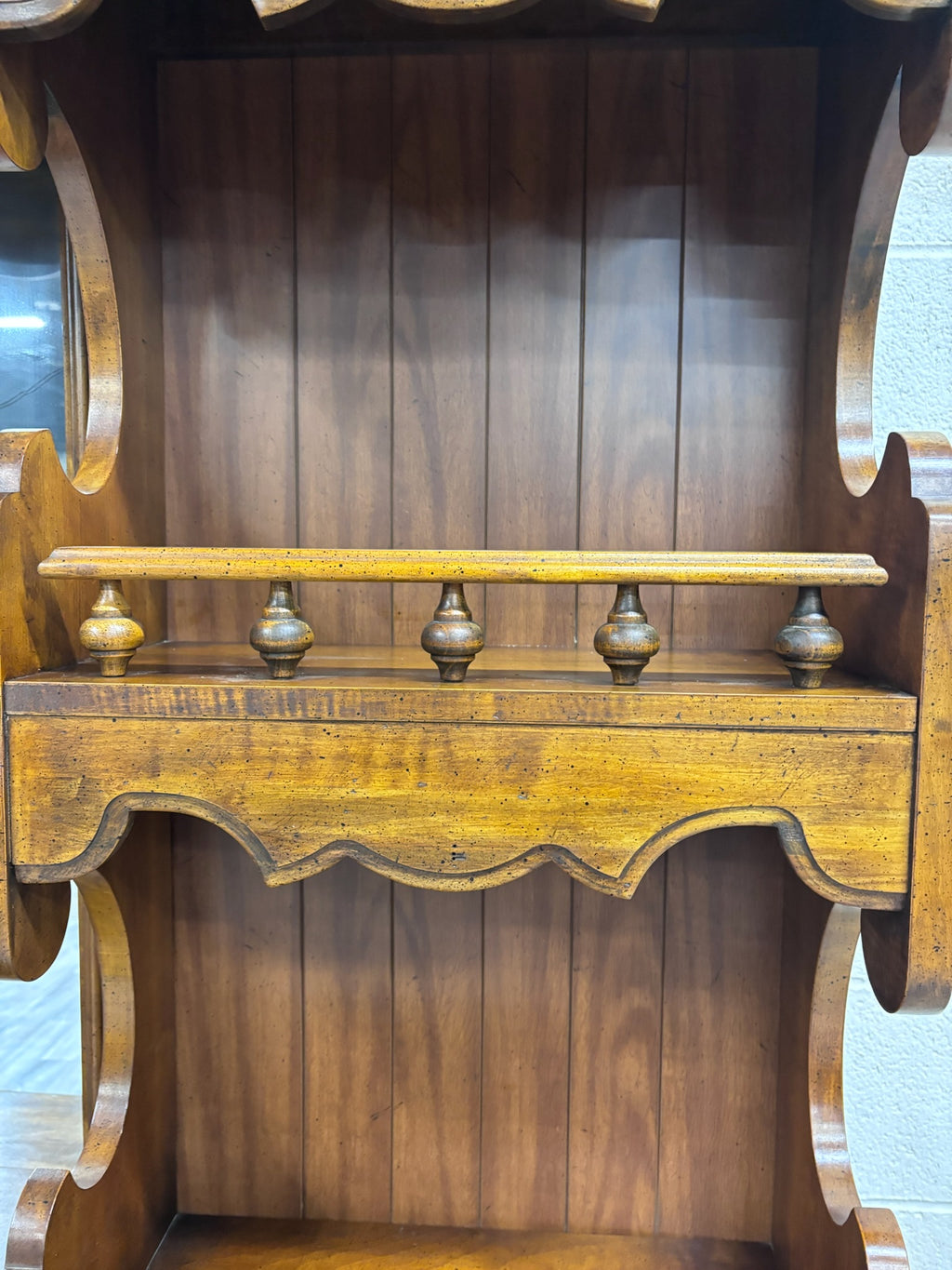 Vintage c. 1970s Huntley Furniture Thomasville Dresser w/ Mirrored Display Hutch