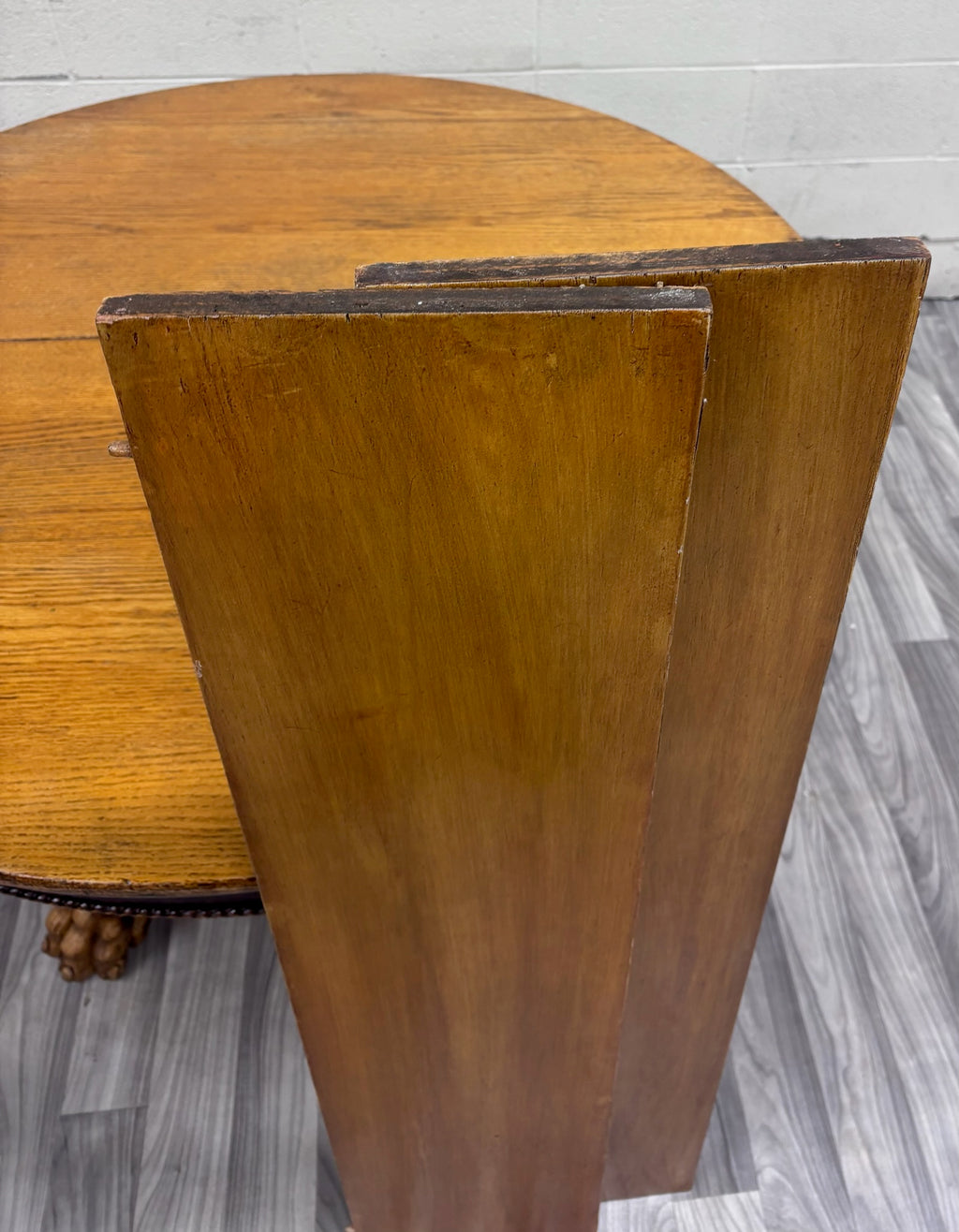 Antique Victorian 48 Inch Round Tiger Oak Claw Foot Pedestal Dining Table