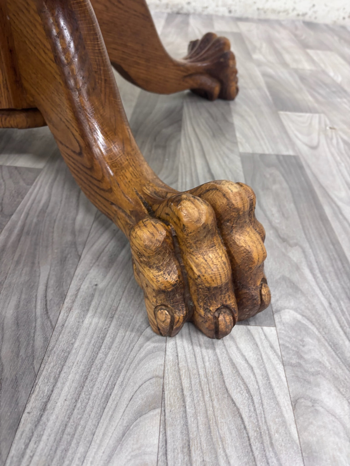 Antique Victorian 48 Inch Round Tiger Oak Claw Foot Pedestal Dining Table