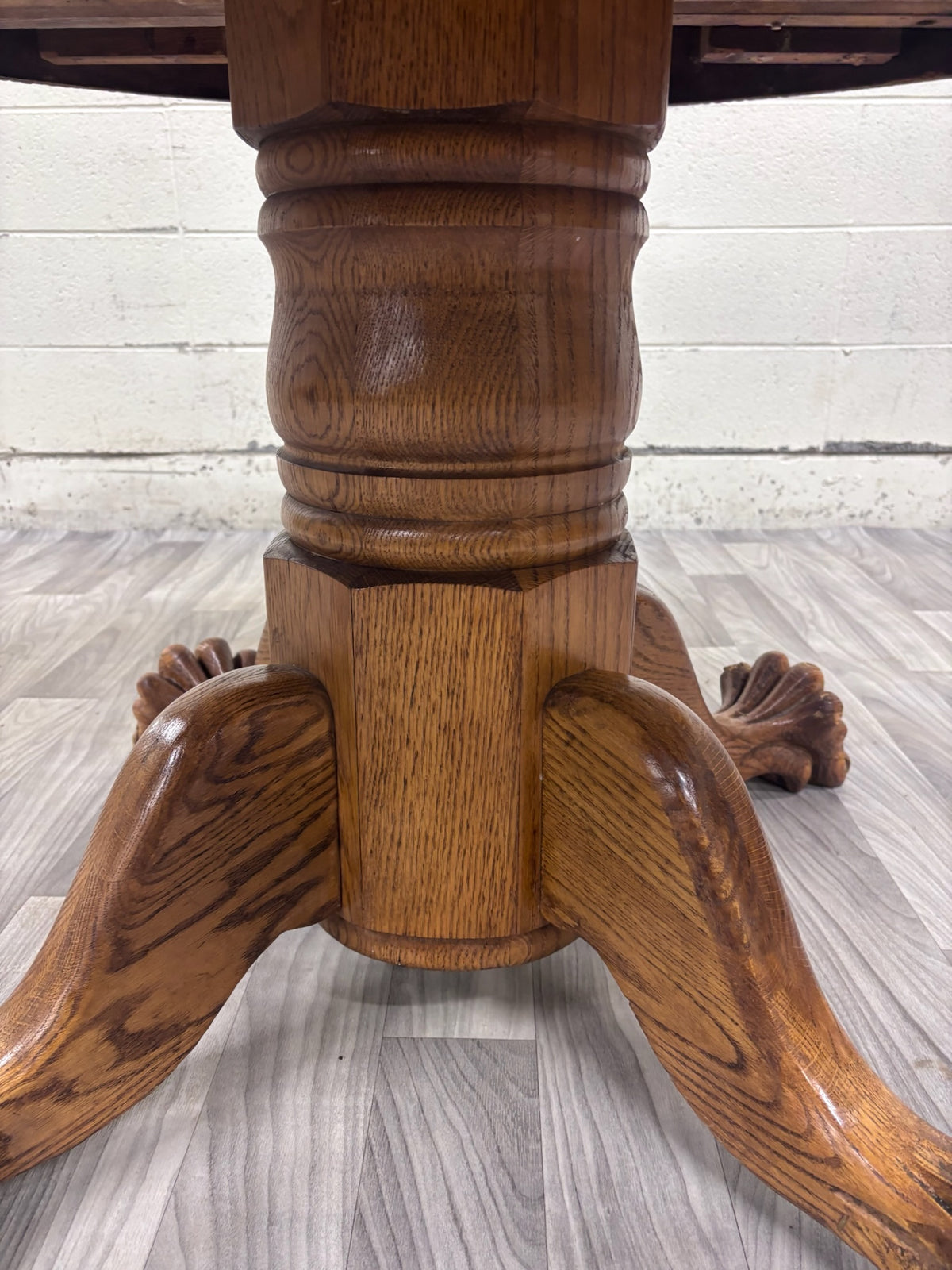 Antique Victorian 48 Inch Round Tiger Oak Claw Foot Pedestal Dining Table