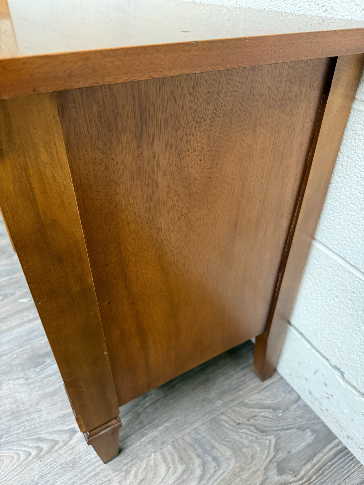 Vintage Dixie Furniture Mid Century Traditional Neoclassical Nightstands - Pair