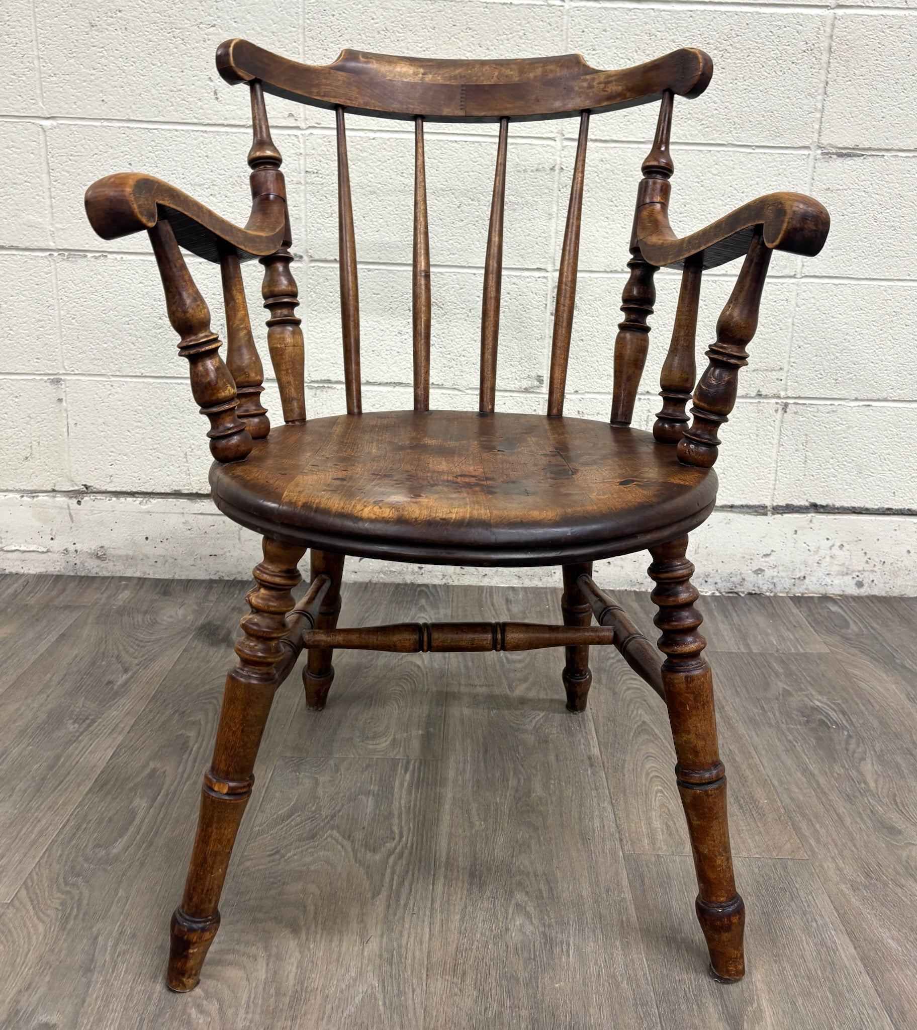 Antique Windsor Style Sack Back Dining or Accent Arm Chair