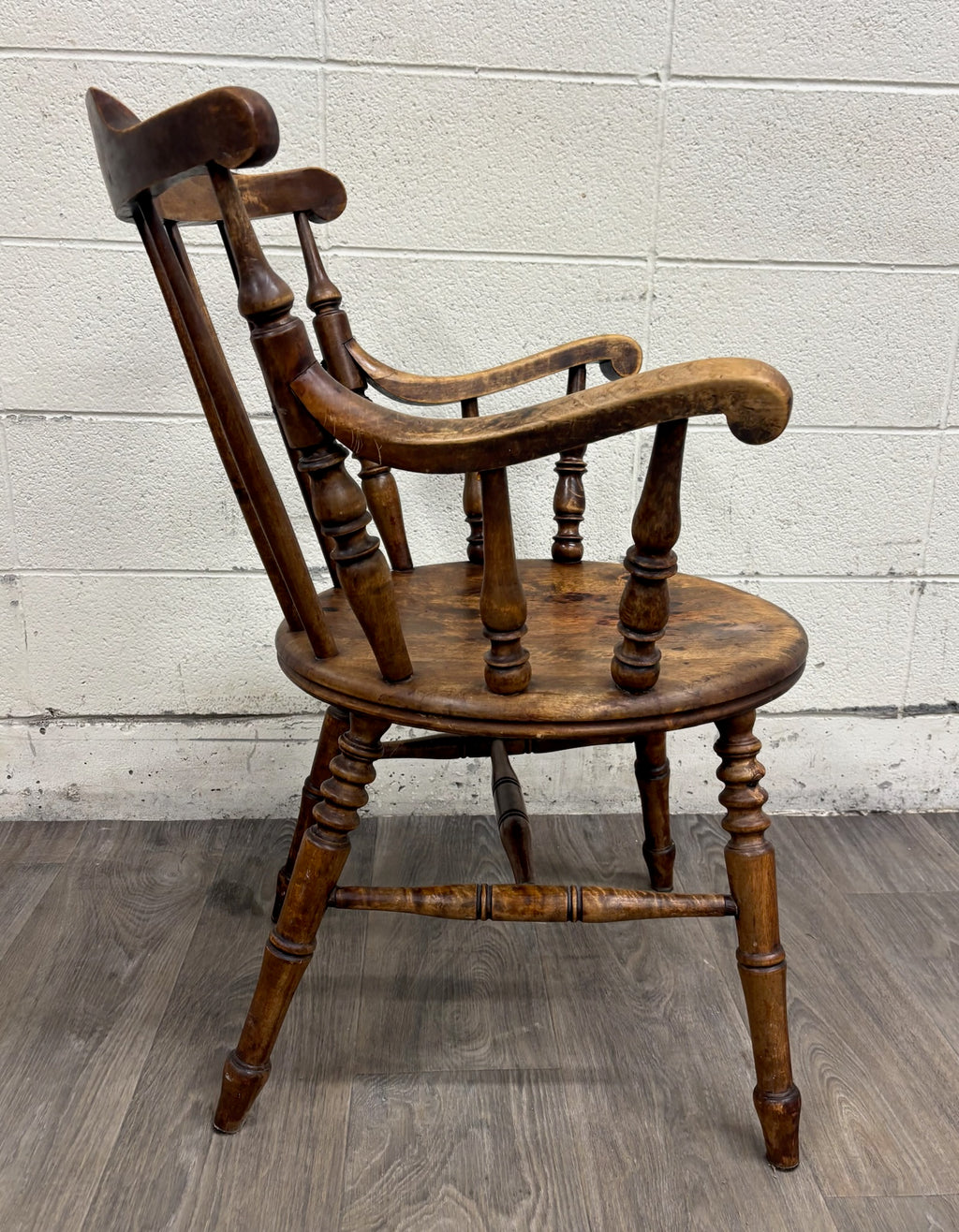 Antique Windsor Style Sack Back Dining or Accent Arm Chair