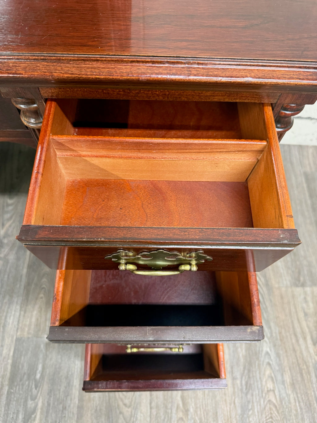 Vintage Thomasville Mahogany Vanity Dressing Table with Mirror