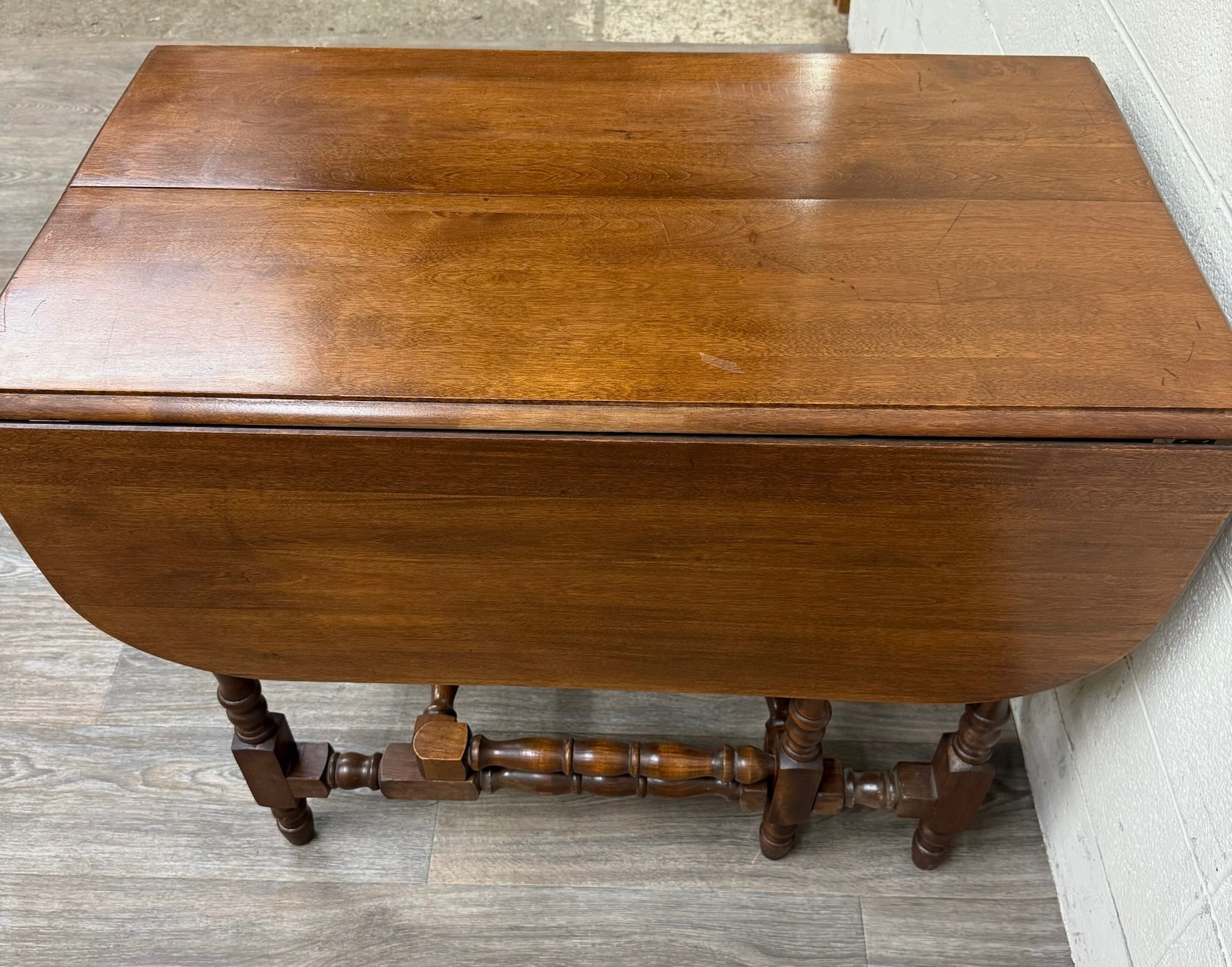 Antique 1920s Colonial Revival Solid Maple Gateleg Drop Leaf Dining Table