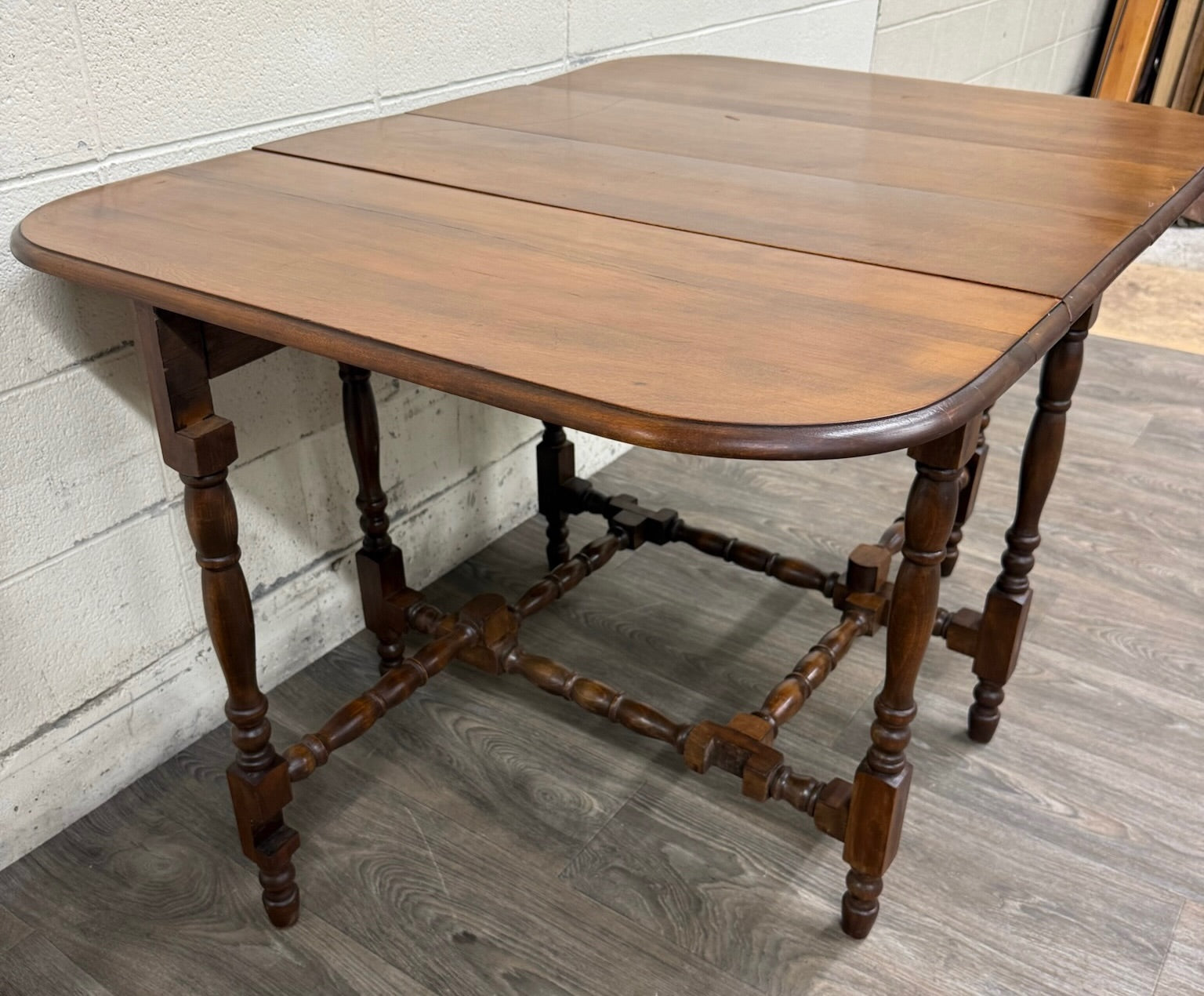 Antique 1920s Colonial Revival Solid Maple Gateleg Drop Leaf Dining Table
