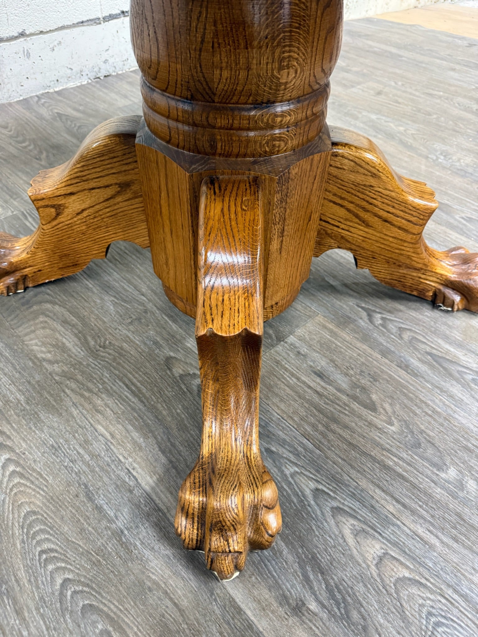 Vintage 48 Inch Round Quarter Sawn Oak Lion Paw Claw Foot Pedestal Dining Table