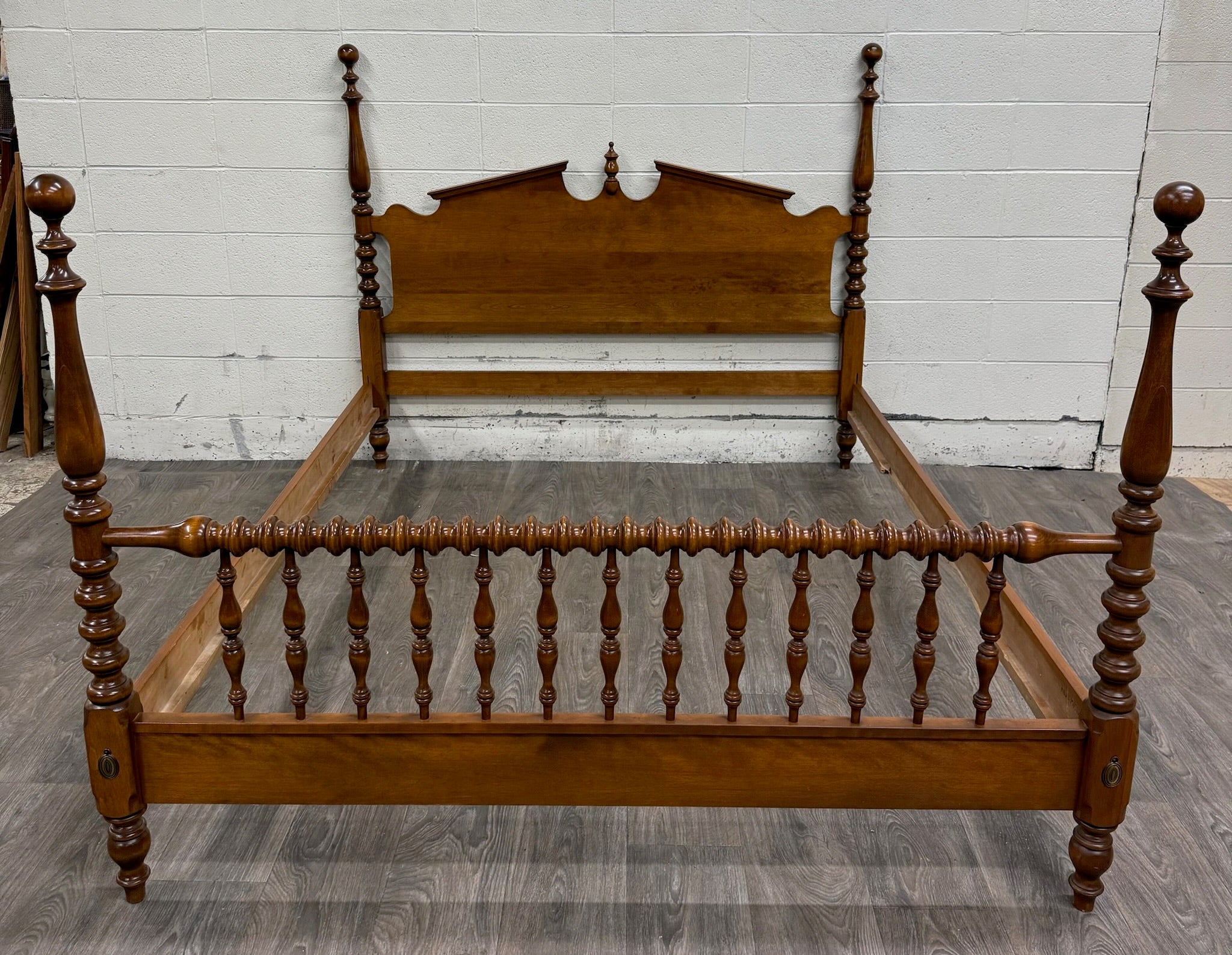 Vintage Ethan Allen Heirloom Nutmeg Maple Queen Size Four Poster Pediment Bed