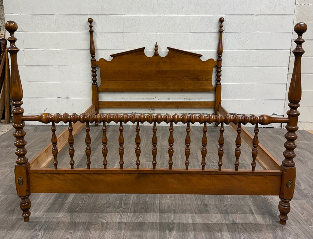 Vintage Ethan Allen Heirloom Nutmeg Maple Queen Size Four Poster Pediment Bed
