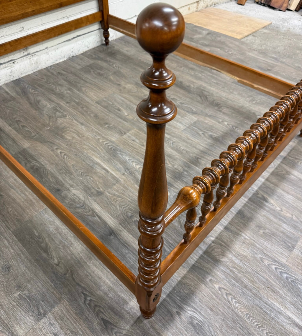 Vintage Ethan Allen Heirloom Nutmeg Maple Queen Size Four Poster Pediment Bed