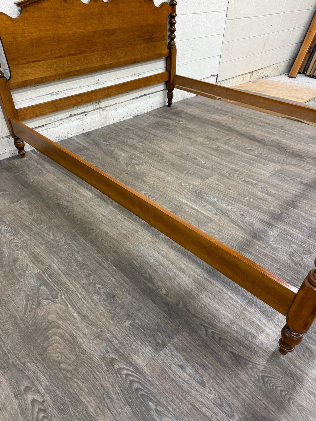 Vintage Ethan Allen Heirloom Nutmeg Maple Queen Size Four Poster Pediment Bed