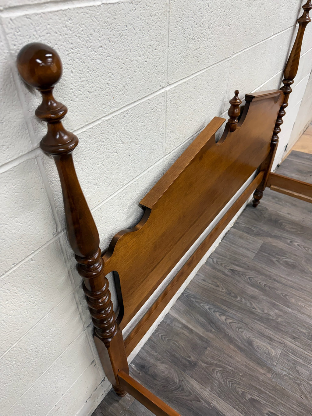 Vintage Ethan Allen Heirloom Nutmeg Maple Queen Size Four Poster Pediment Bed