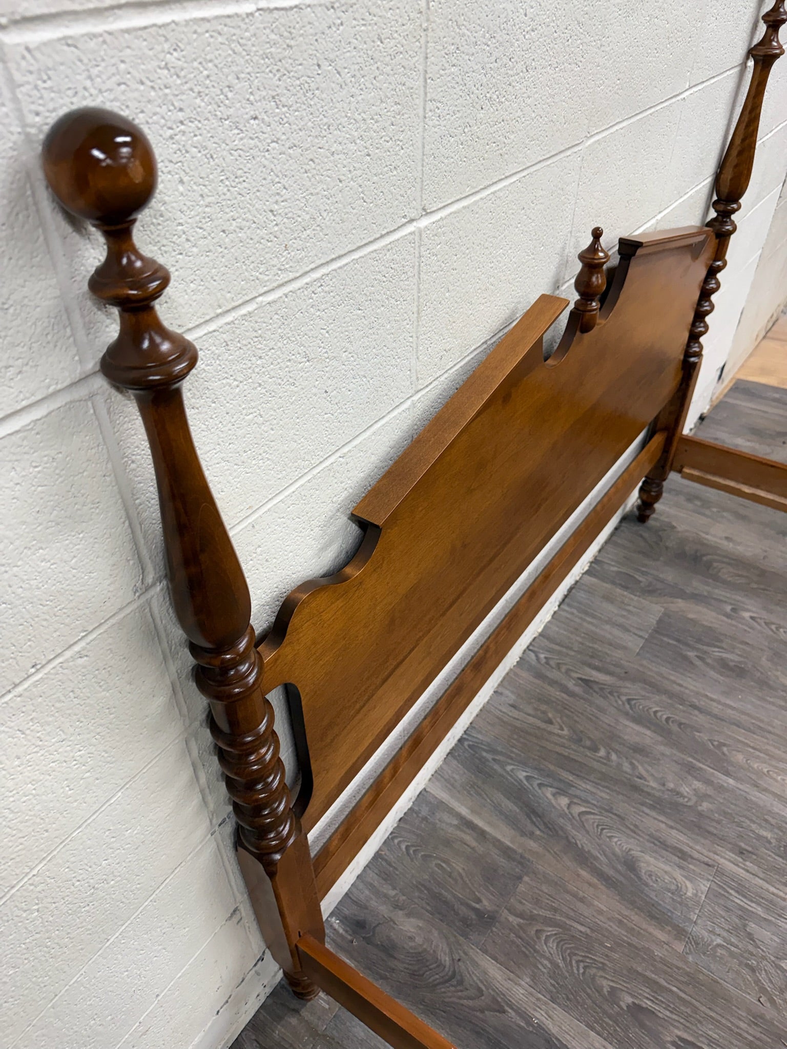 Vintage Ethan Allen Heirloom Nutmeg Maple Queen Size Four Poster Pediment Bed