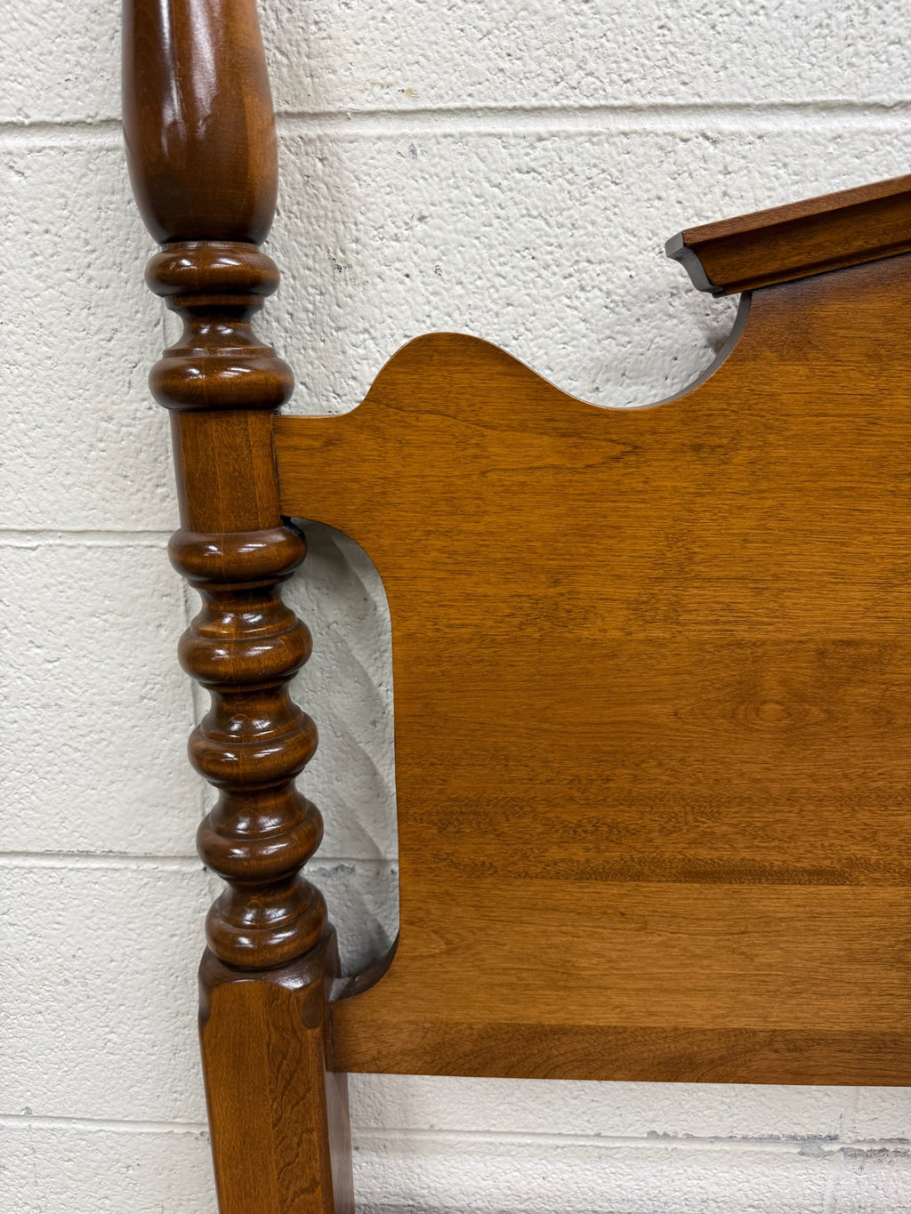 Vintage Ethan Allen Heirloom Nutmeg Maple Queen Size Four Poster Pediment Bed