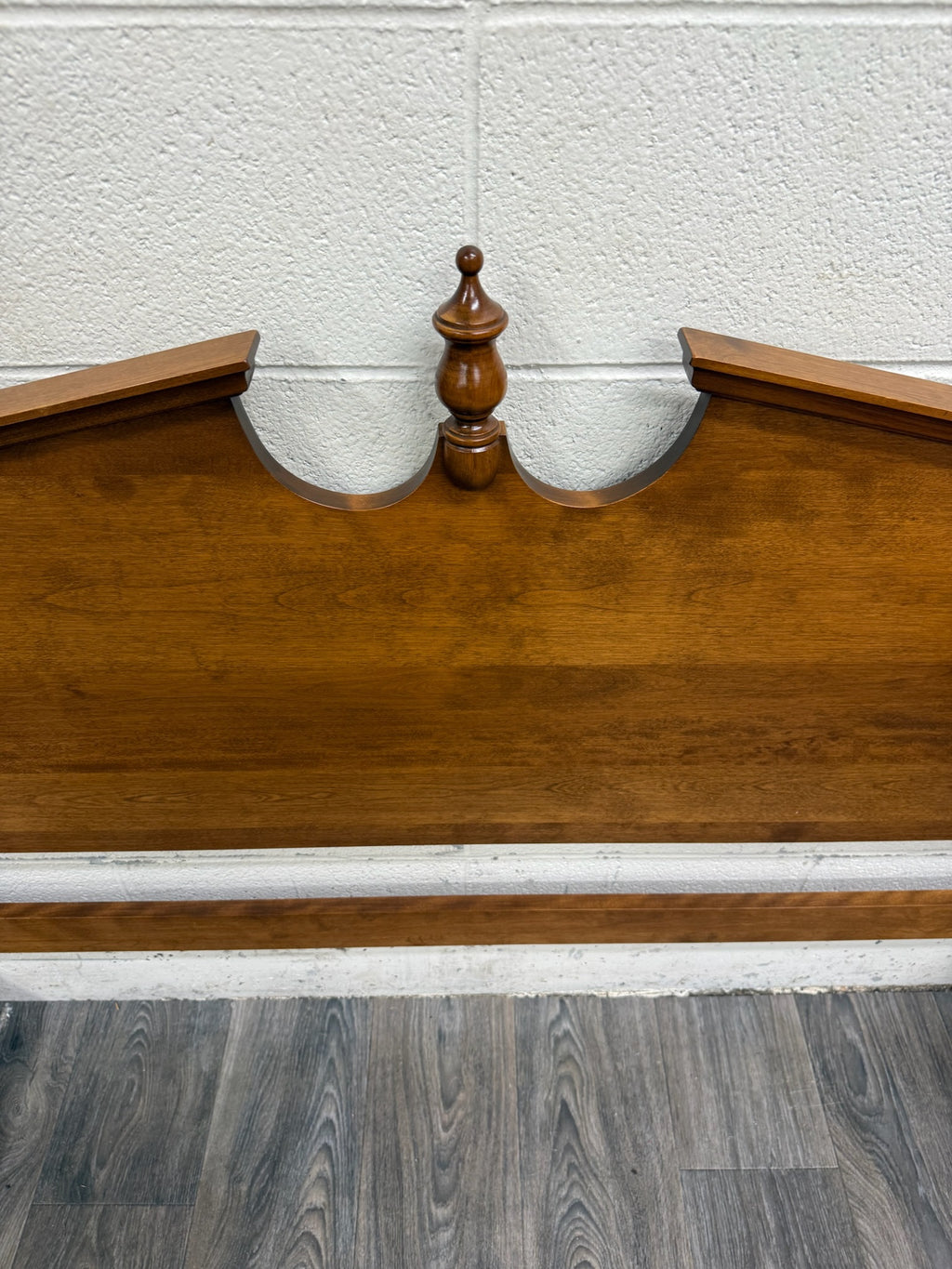 Vintage Ethan Allen Heirloom Nutmeg Maple Queen Size Four Poster Pediment Bed