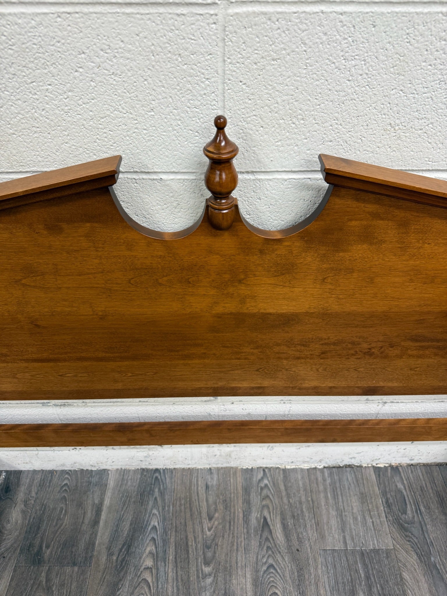 Vintage Ethan Allen Heirloom Nutmeg Maple Queen Size Four Poster Pediment Bed