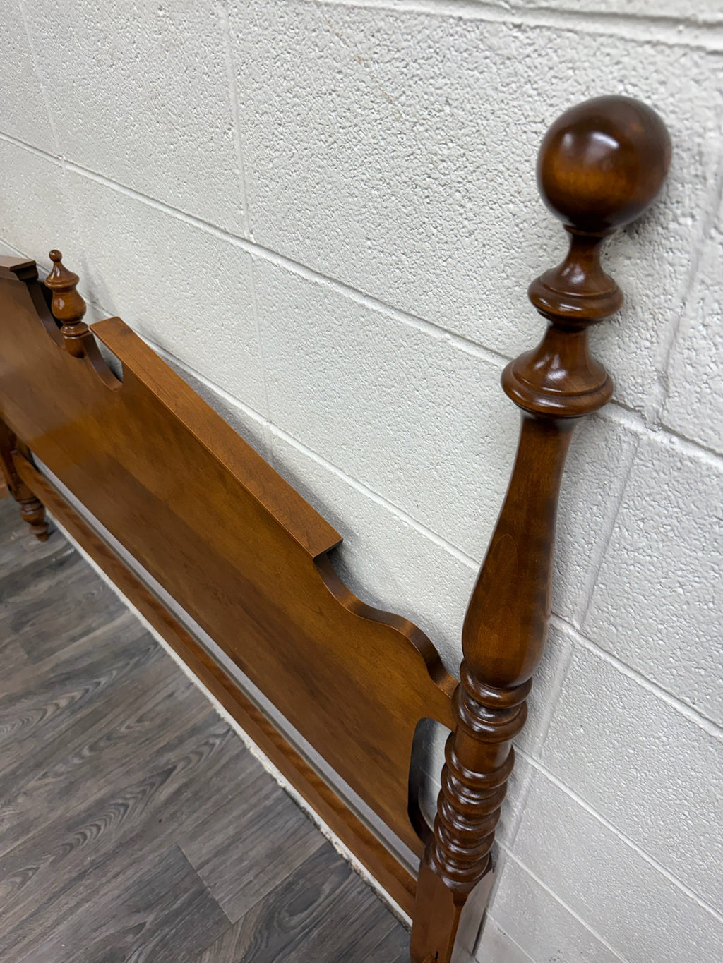 Vintage Ethan Allen Heirloom Nutmeg Maple Queen Size Four Poster Pediment Bed