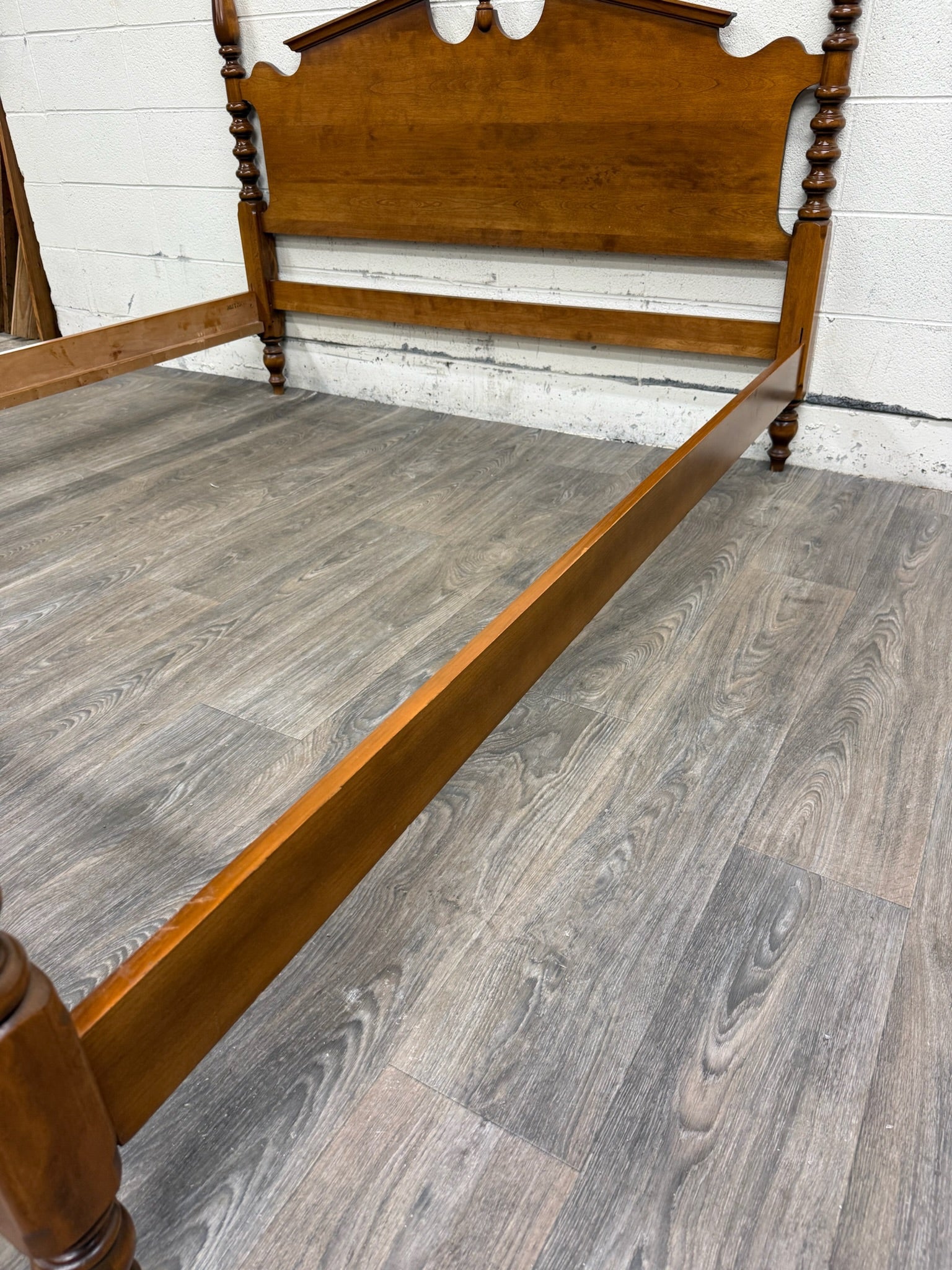 Vintage Ethan Allen Heirloom Nutmeg Maple Queen Size Four Poster Pediment Bed