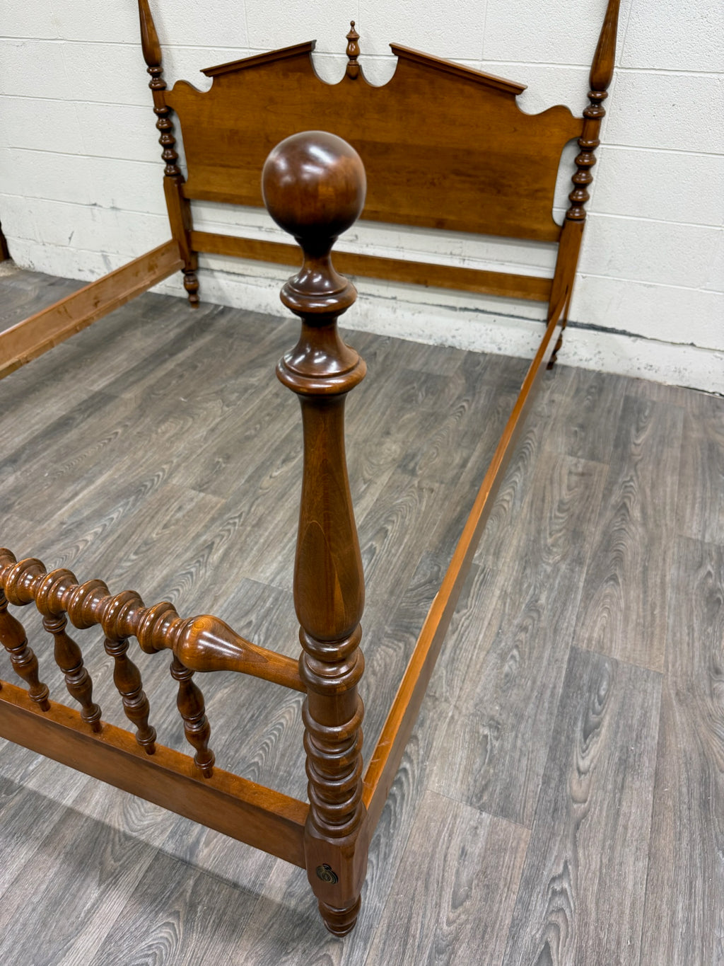 Vintage Ethan Allen Heirloom Nutmeg Maple Queen Size Four Poster Pediment Bed