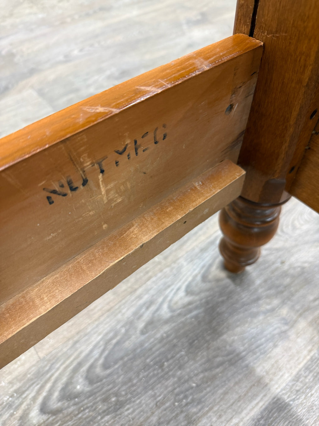 Vintage Ethan Allen Heirloom Nutmeg Maple Queen Size Four Poster Pediment Bed