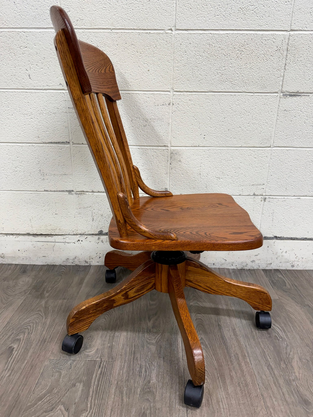 Vintage Tiger Oak Adjustable Swivel Desk Banker Lawyer Jury Office Chair