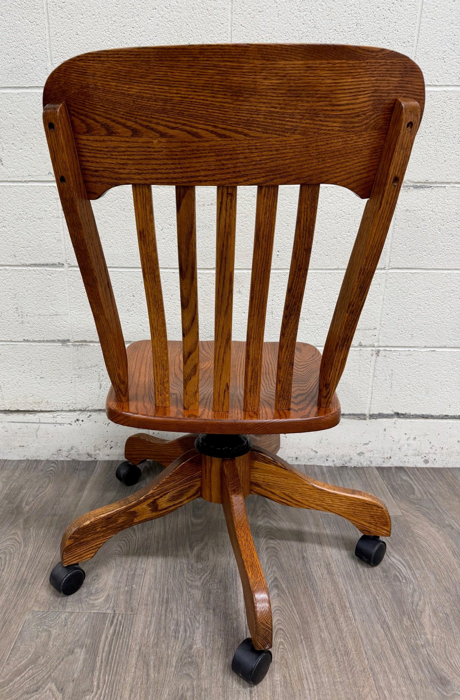 Vintage Tiger Oak Adjustable Swivel Desk Banker Lawyer Jury Office Chair