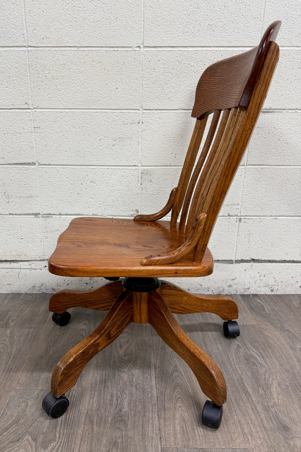 Vintage Tiger Oak Adjustable Swivel Desk Banker Lawyer Jury Office Chair