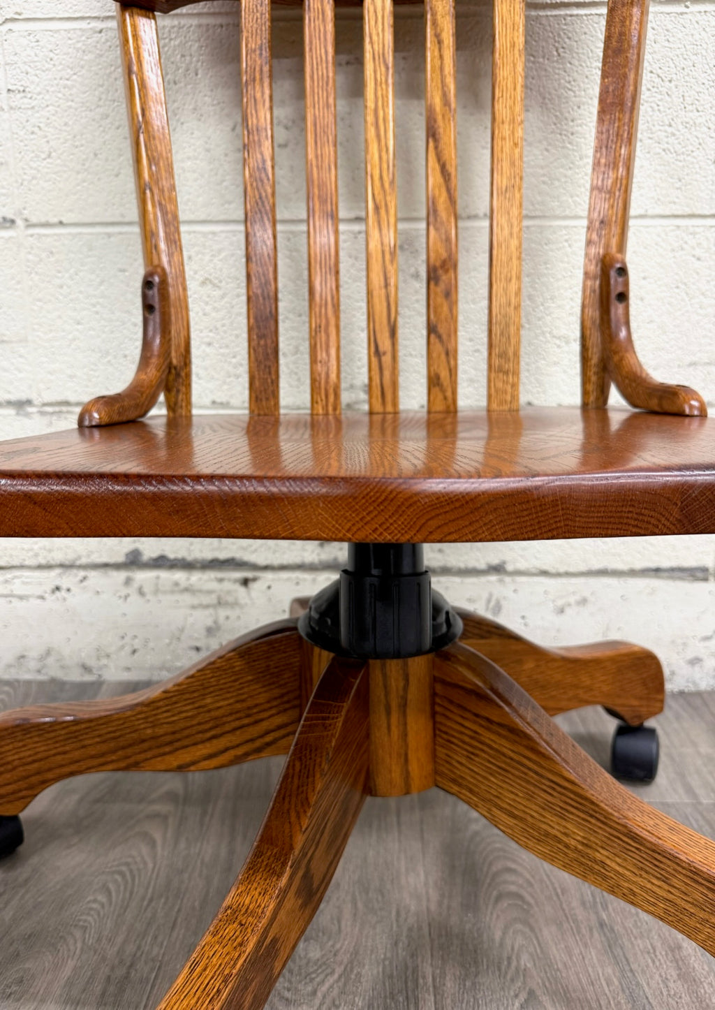 Vintage Tiger Oak Adjustable Swivel Desk Banker Lawyer Jury Office Chair