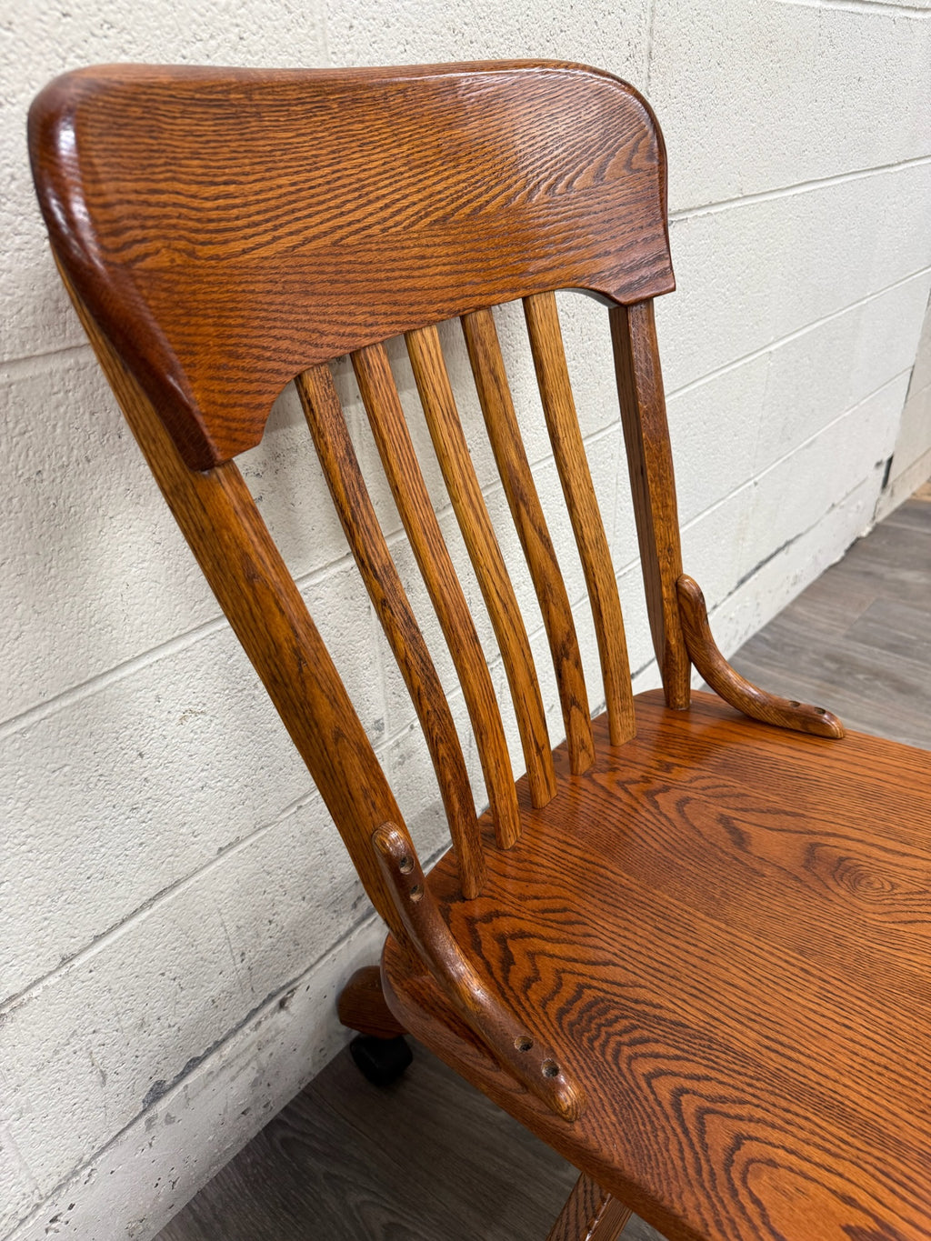Vintage Tiger Oak Adjustable Swivel Desk Banker Lawyer Jury Office Chair