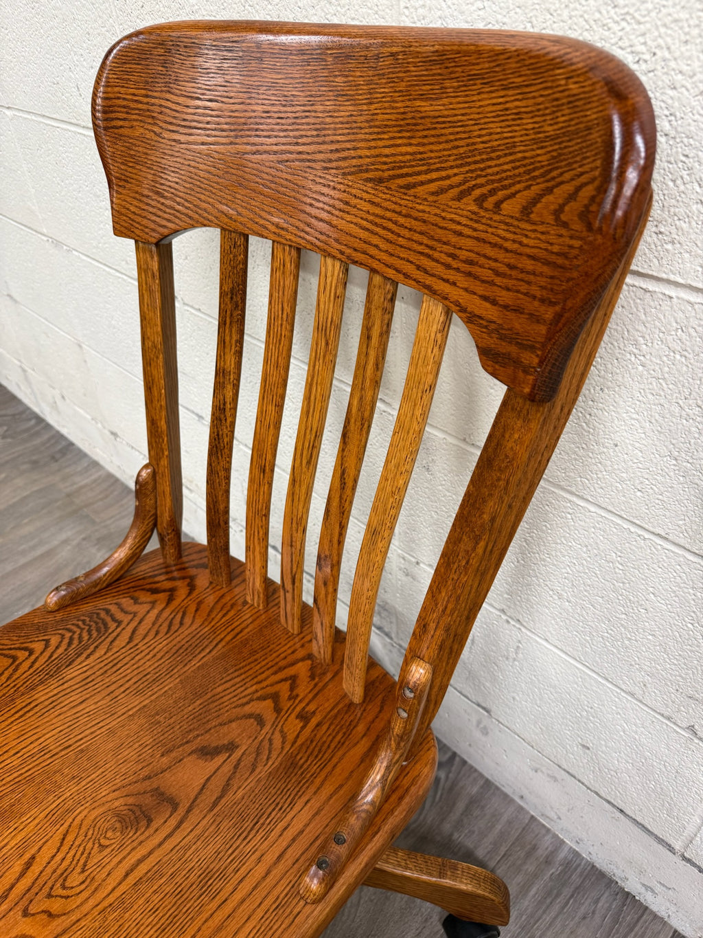 Vintage Tiger Oak Adjustable Swivel Desk Banker Lawyer Jury Office Chair