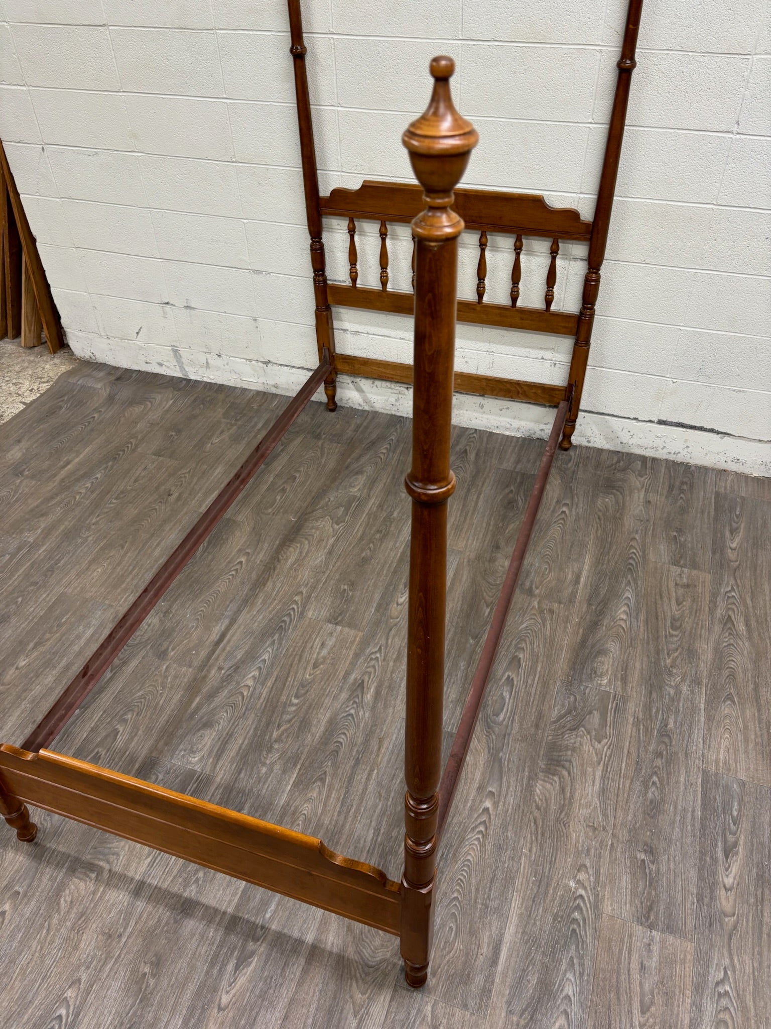 Vintage Twin Size Heywood-Wakefield Old Colony Four Poster Bed