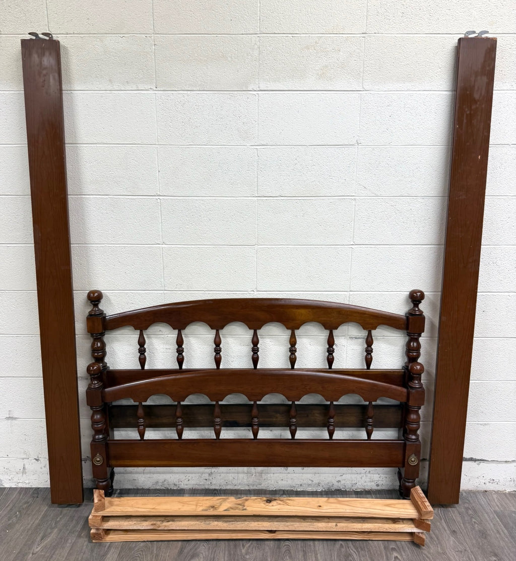 Vintage Full Size Colonial Revival Spindle Bed
